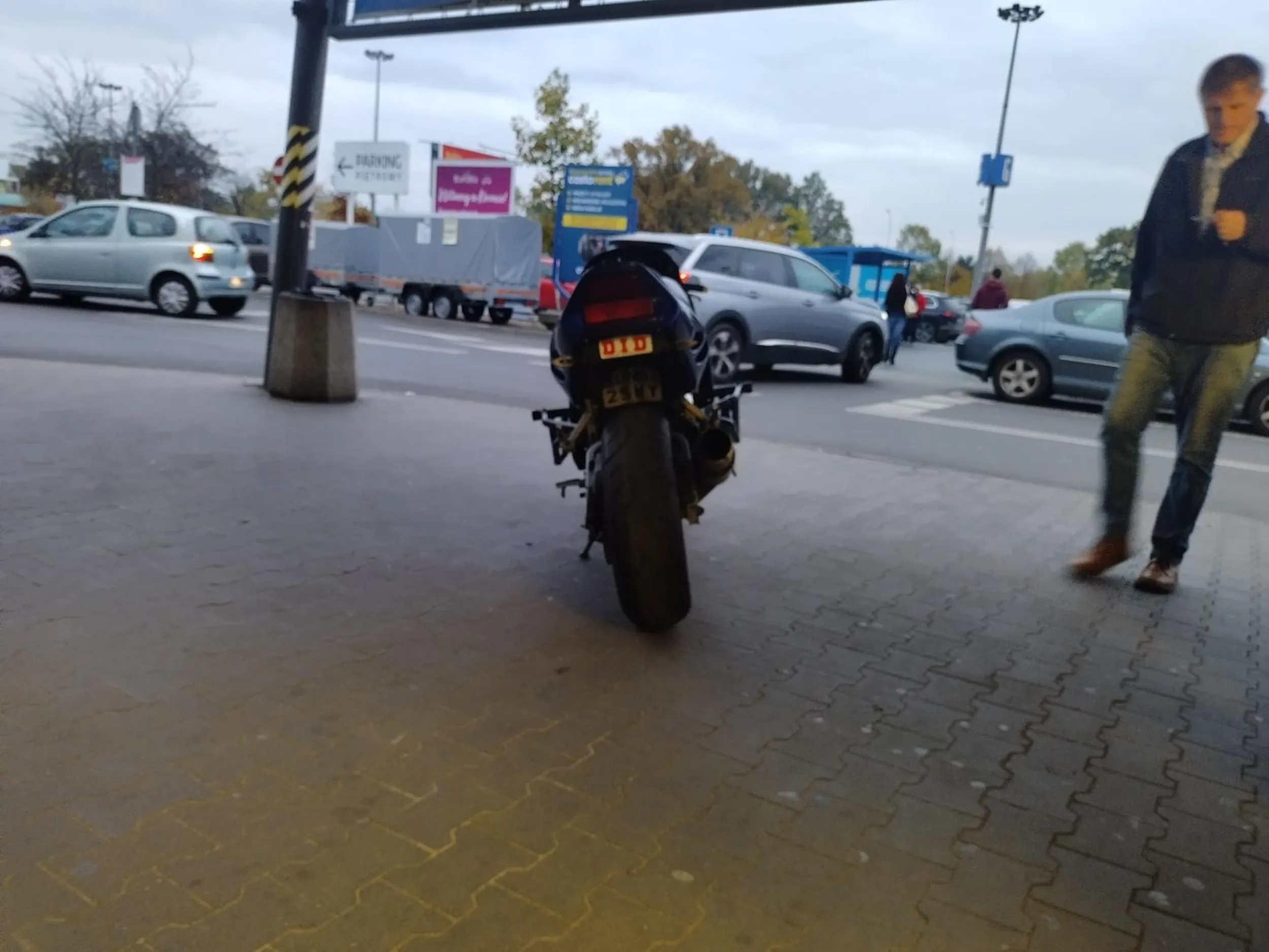 Tak się pan zaparkował. Przed samym wejściem.