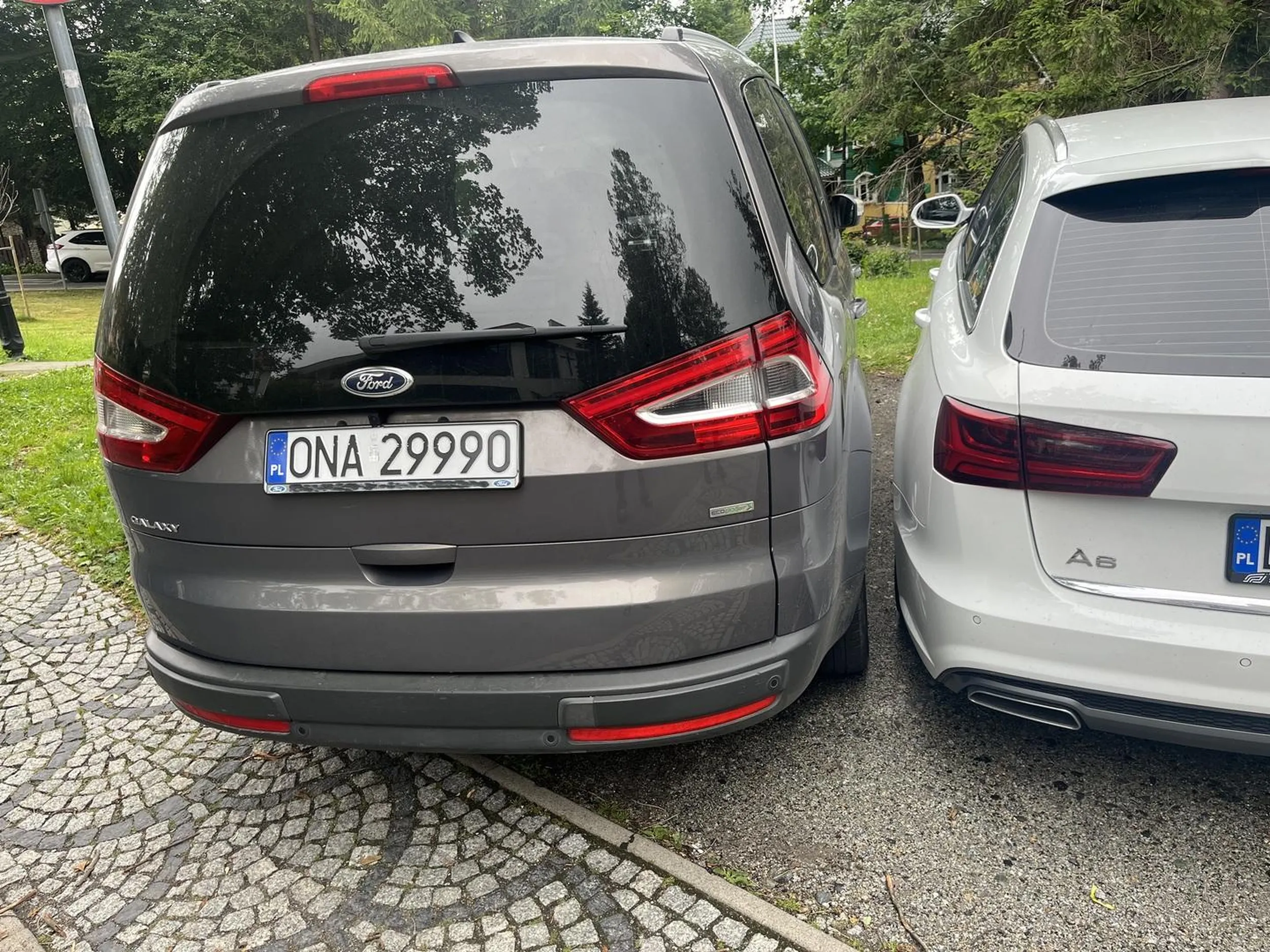 Mistrz parkowania z Forda … Brak możliwości dostania nie do auta od str kierowcy . Nie pozdrawiam właściciela Forda , poćwicz parkowanie ośle