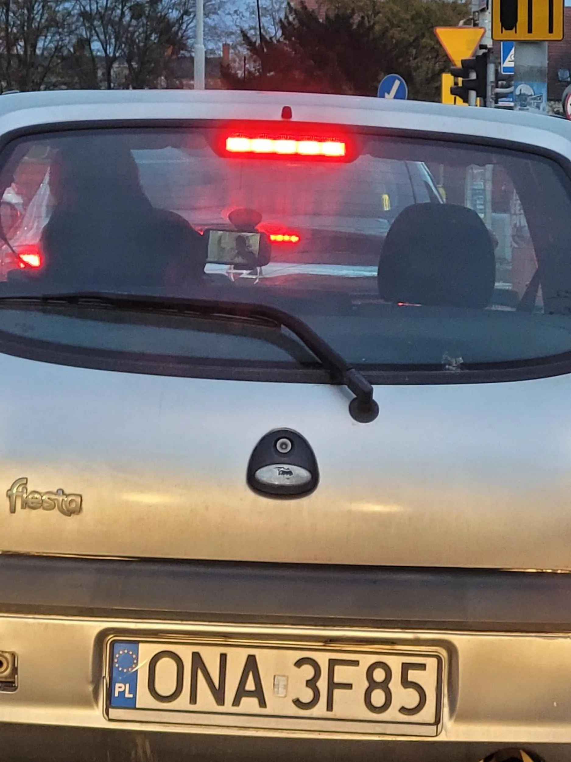 Jedzie i ogląda serial na telefonie.