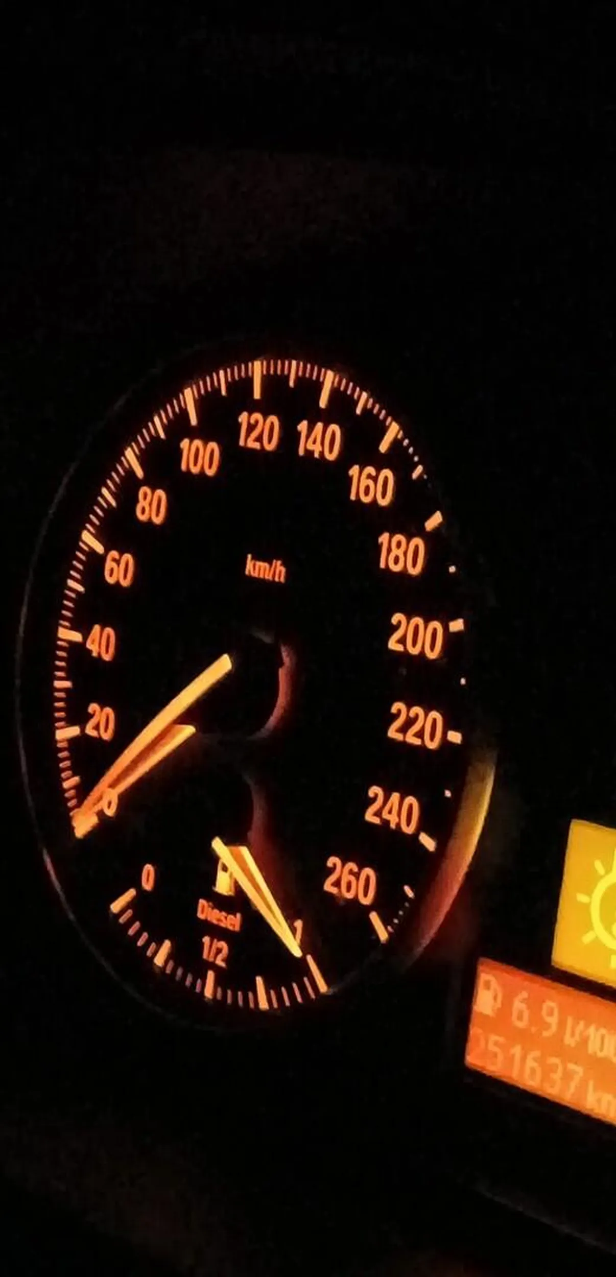 Ciekie zawodniki nie mogli dojść mnie na światłach jechałem autem 90 koni xd a jak przegrali to włączyli koguty Nie polecam się ścigać