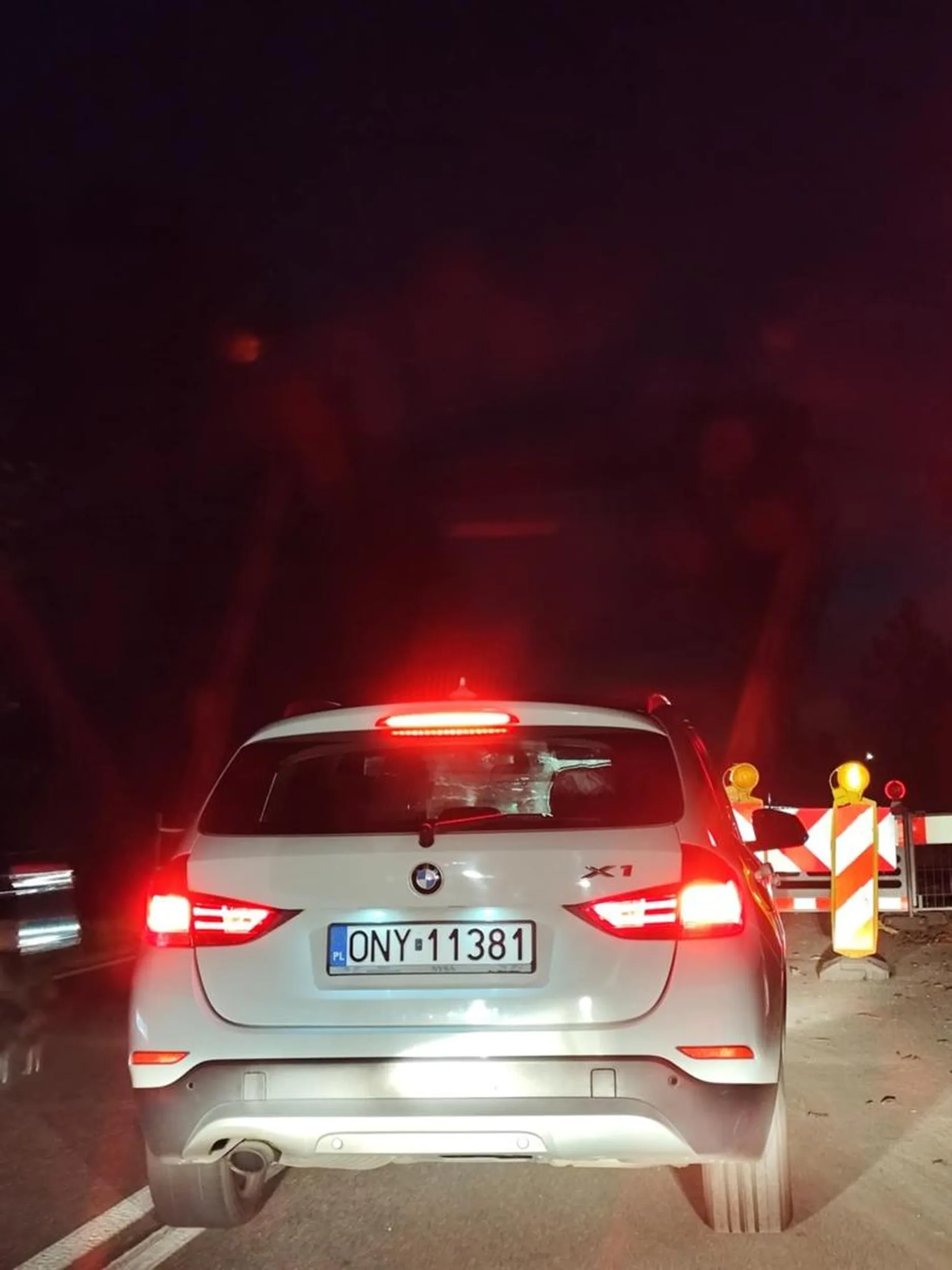 Ominął korek wyprzedzając na trzeciego. Gdzie ci się spieszy fagasie.