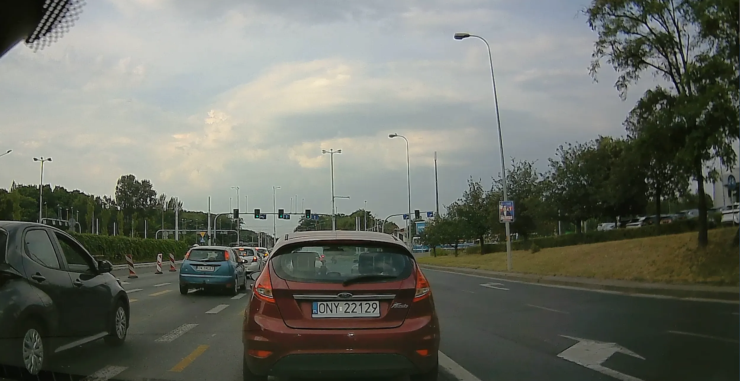 W korku na 10 zmian świateł gapi się w telefon i rusza laskawie jak sie ja obtrabi. I tak za kazdym razem. Co chwile ktos sie wpycha z pasu do jazdy w bok bo ona sobie czyta telefon.