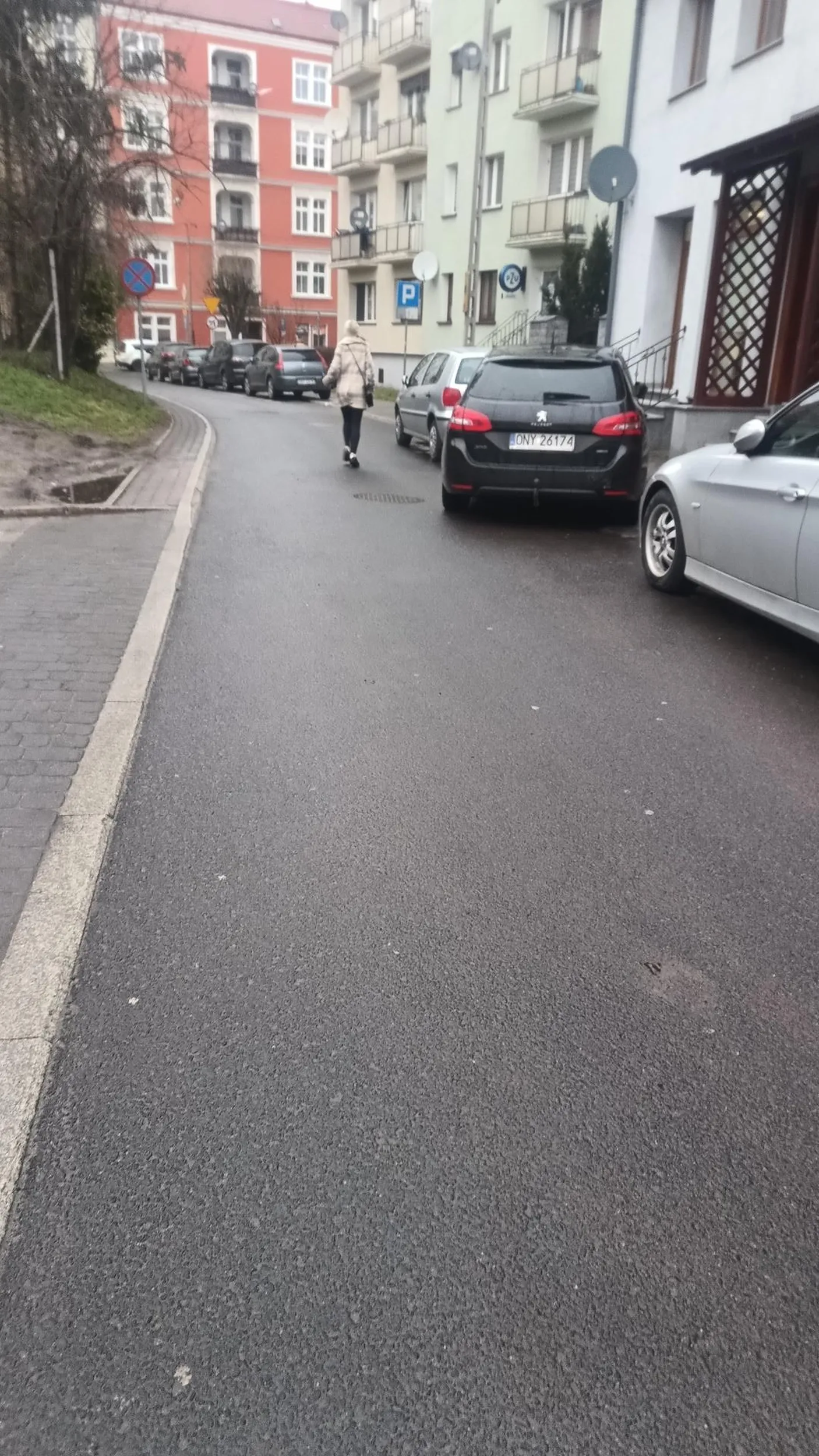 Matoł prawko z chipsów jest na tyle wąsko ze żeby ominąć trzeba na chodnik wjechać, bo tak zaparkowane auto