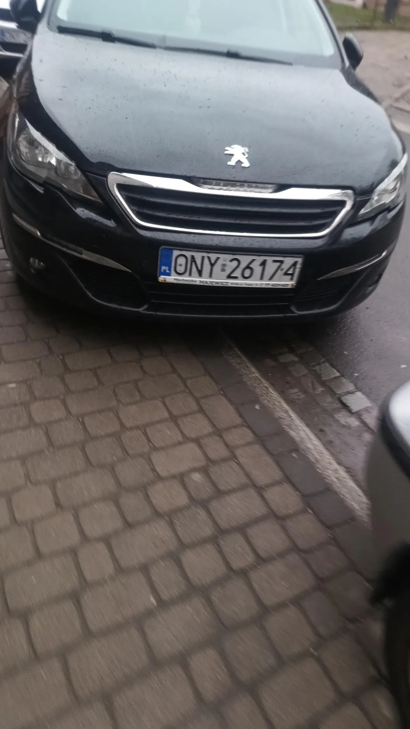 Matoł prawko z chipsów jest na tyle wąsko ze żeby ominąć trzeba na chodnik wjechać, bo tak zaparkowane auto