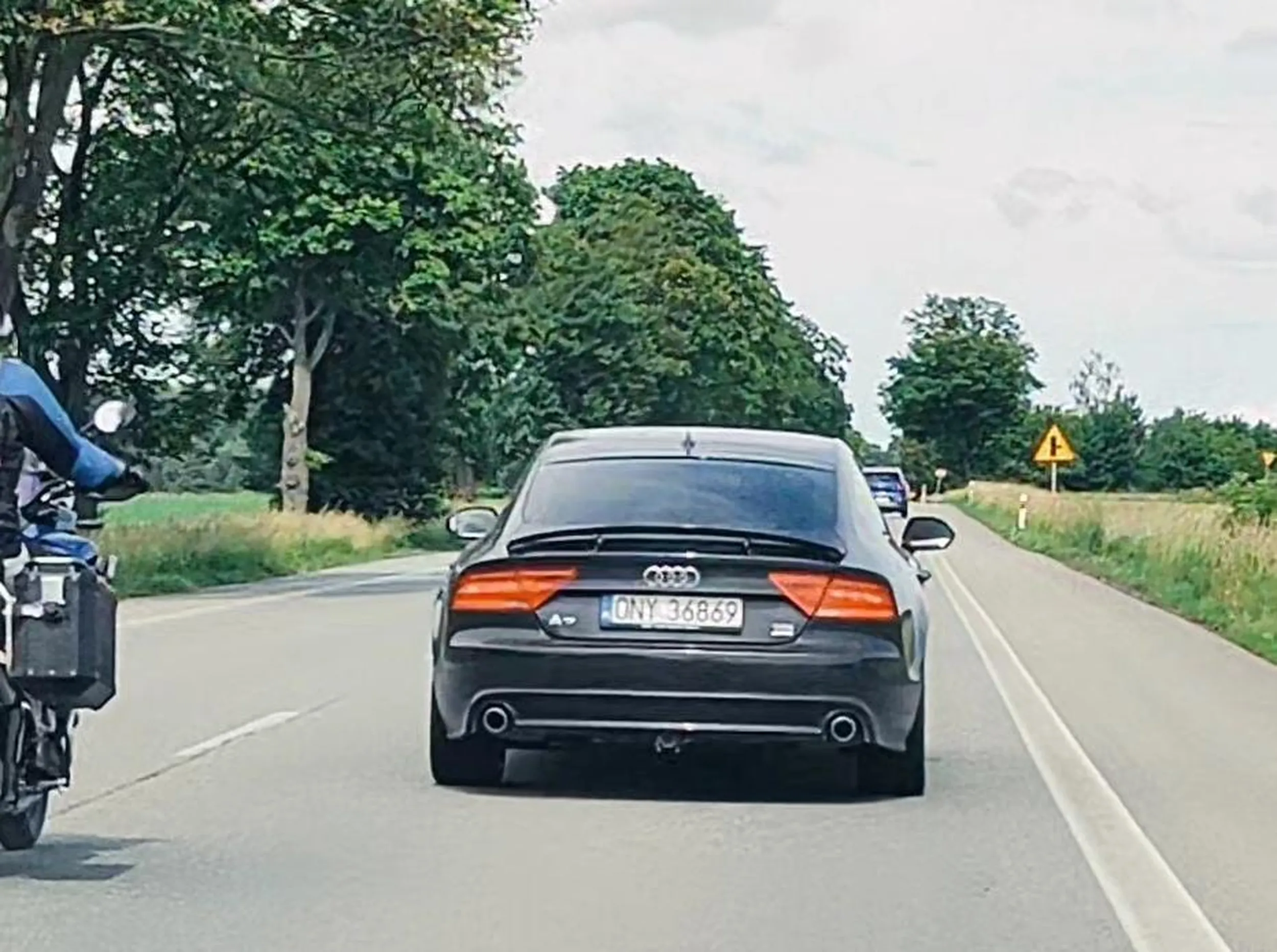 Siedzi Co na dupie mimo przepisów,które zabraniają,potem ty utrzymując ten odstęp to wjeżdża ci smród, by potem znów kolejnemu siedzieć. Pewnie matka go biła, takie efekty.