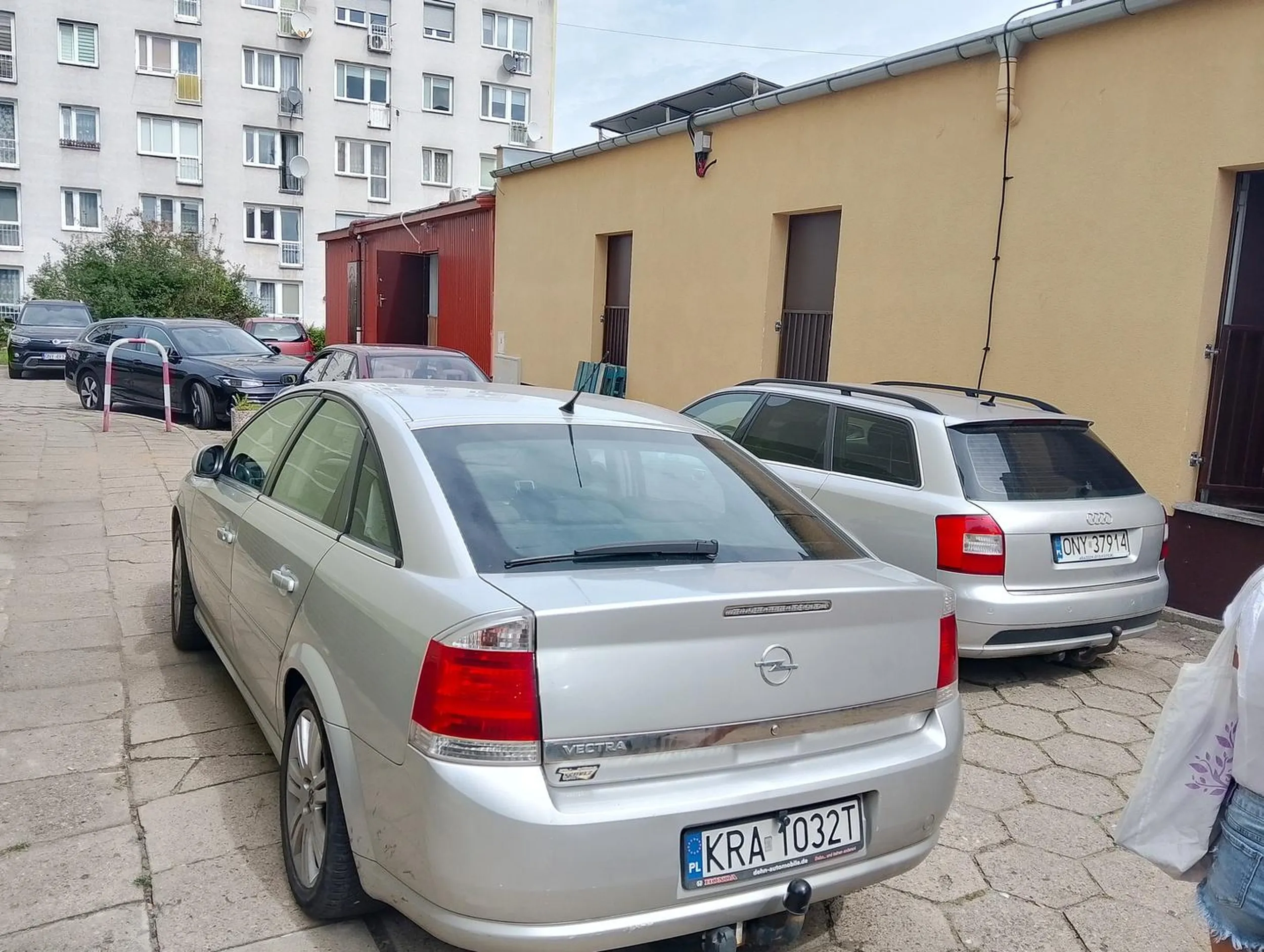 Naucz się człowieku jeździc i parkować a nie skakać do ludzi.