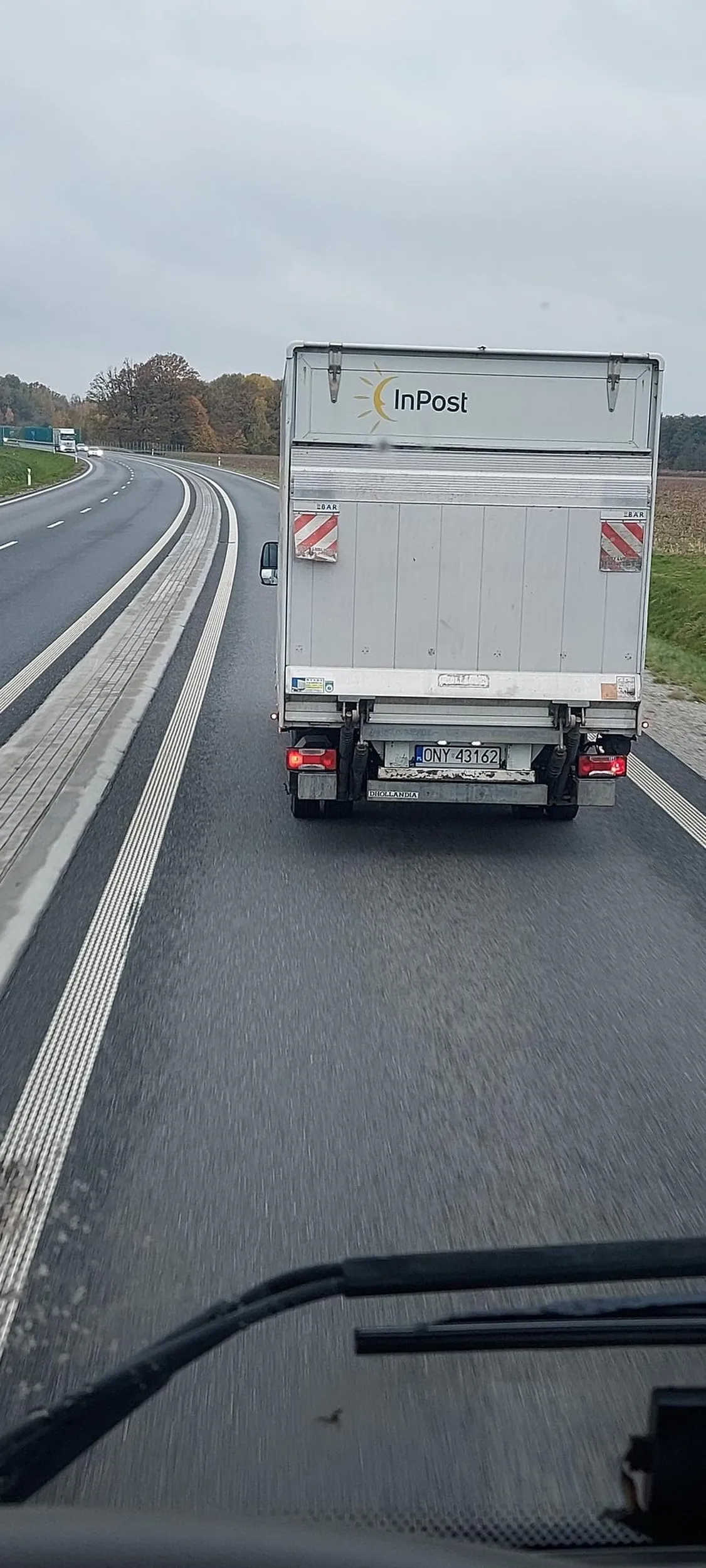 Zwykły dziad, kurier inpost, specjalnie na ograniczniu jedzie dużo wolniej na znaku i potrafi przychamować.