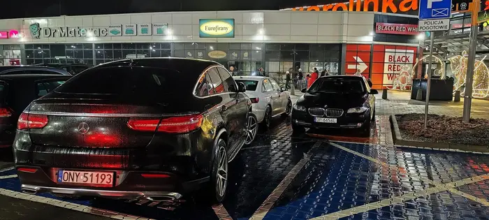 Jak pokazać bez mówienia, że jest się posiadaczem małego narządu.