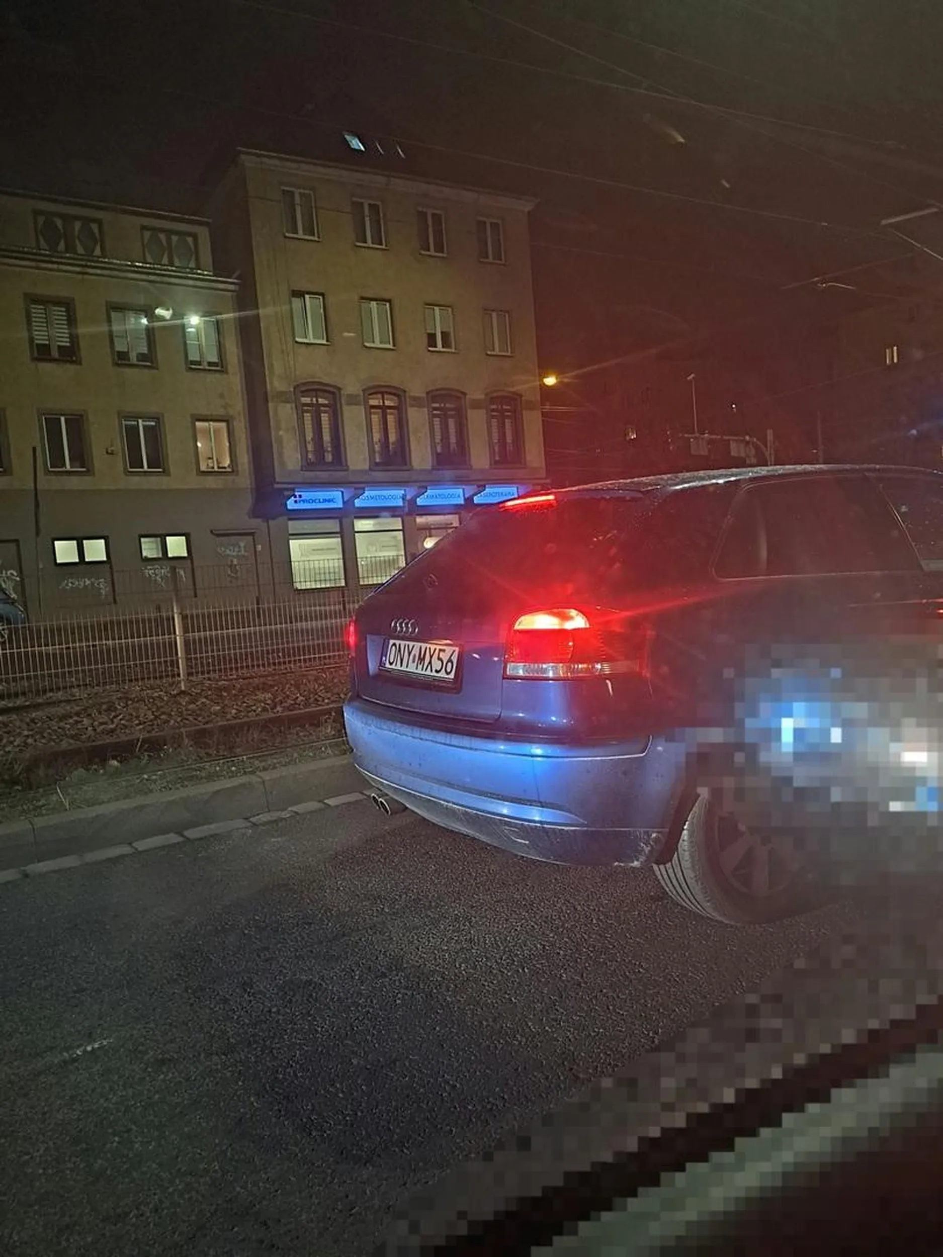 Do pani która przyjechała z zapyziałej wiochy o nazwie Nysa: jeżeli jesteśmy na PRAWYM pasie to lądujemy za skrzyżowaniem na PRAWYM pasie a NIE na LEWYM