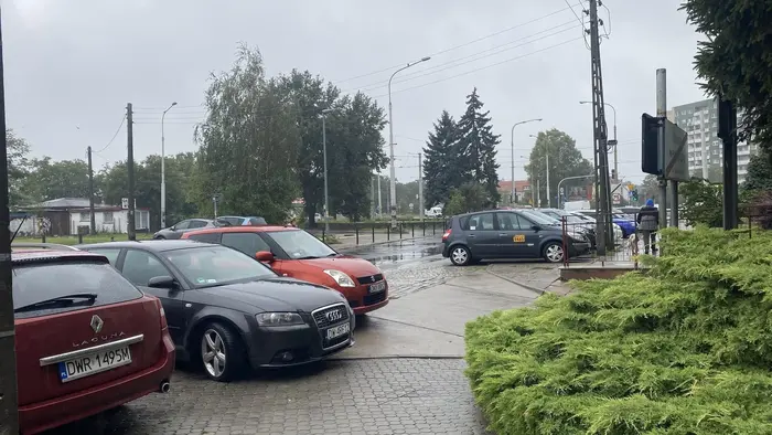 Samochód zaparkowany w niedozwolonym miejscu, stwarzający ograniczenie widoczności dla osoby wyjeżdżającej z osiedla