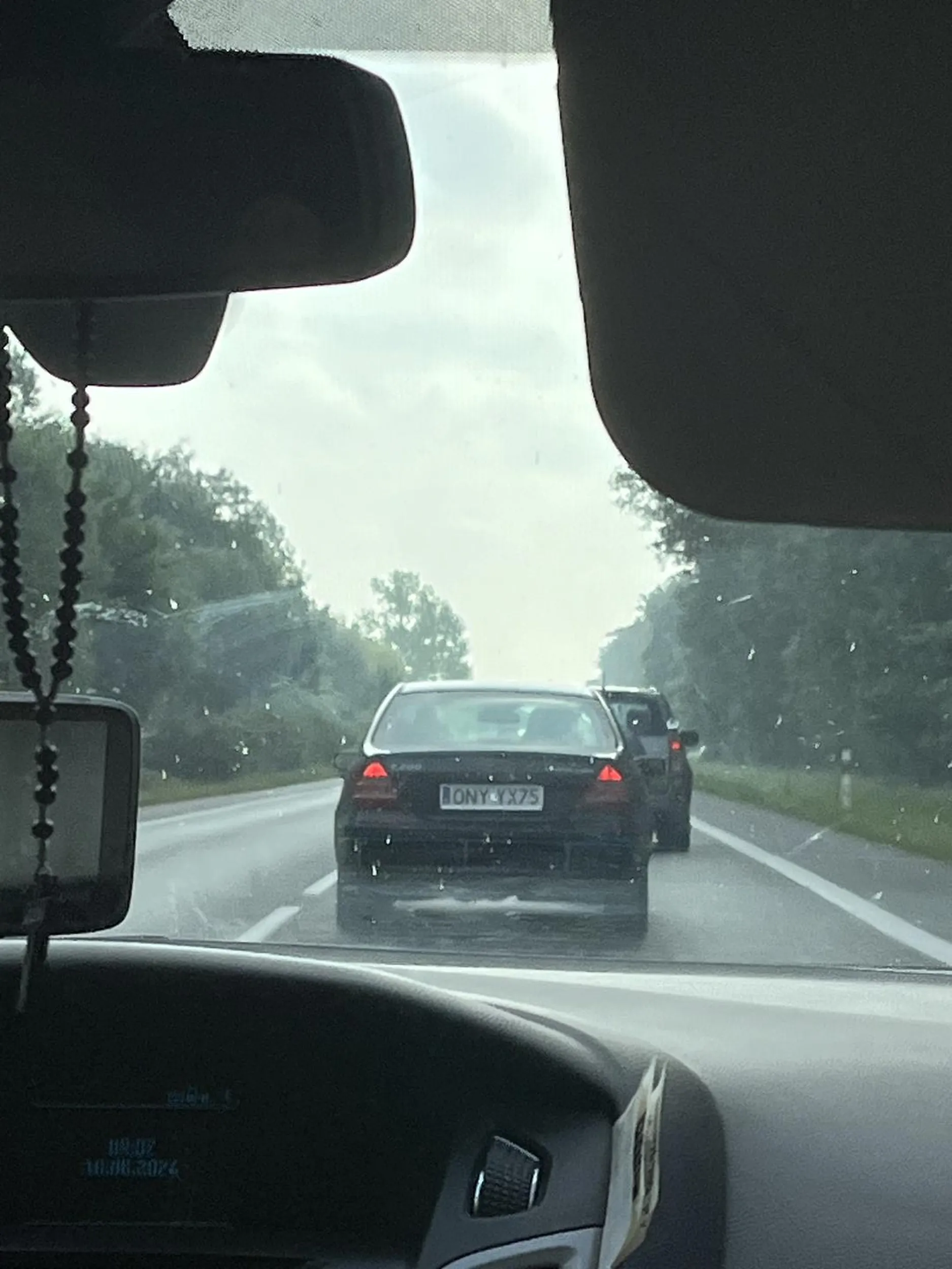 Poryta kobieta ściga się i wyprzedza w niebezpiecznych momentach gwiazdunia