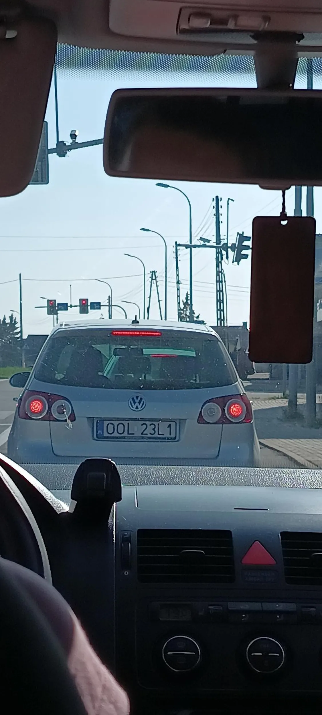 Auto prawie spowodowało kolizję zajeżdzając drogę przy wyprzedzaniu bo by nie zdążył