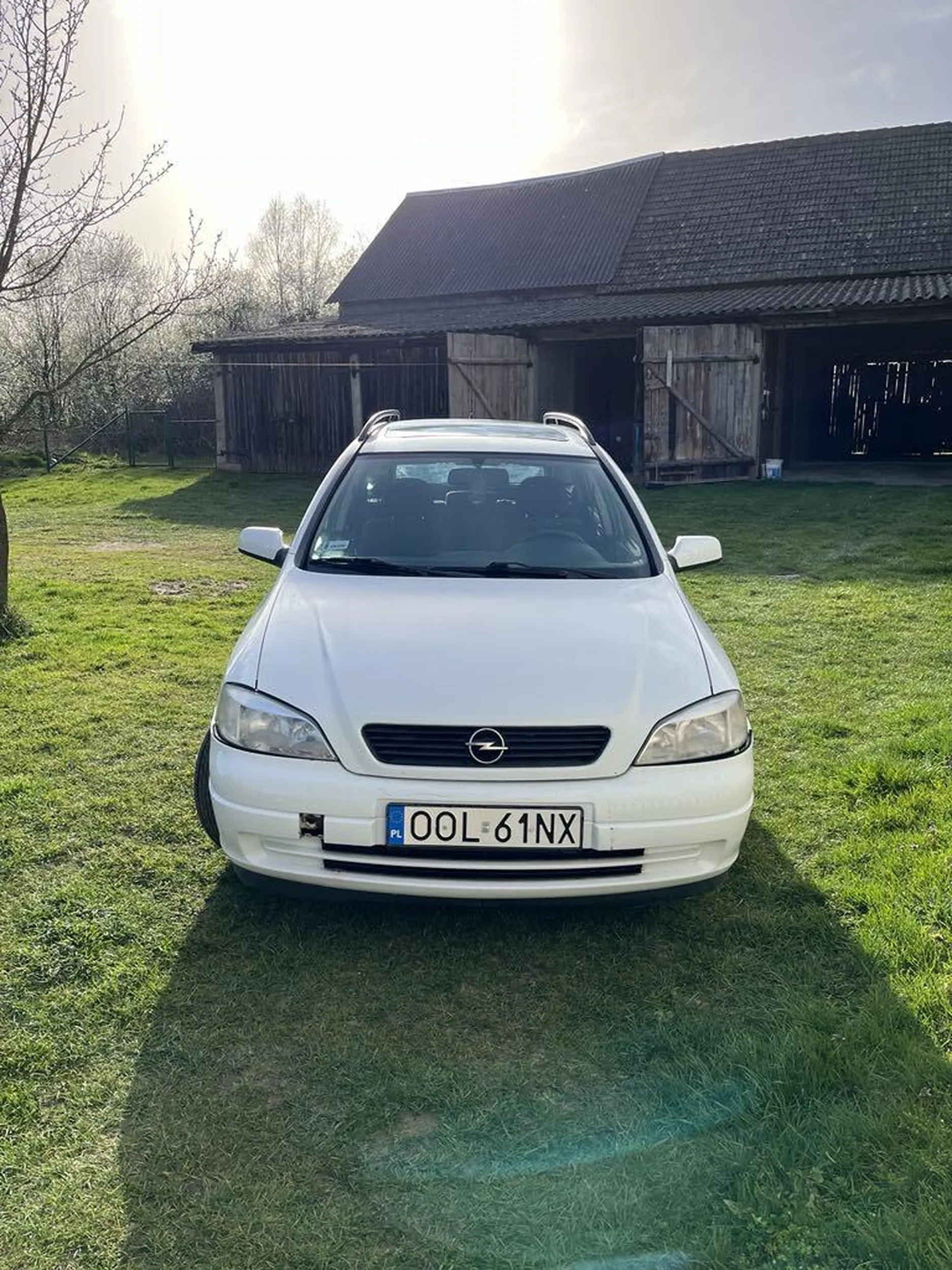 Piękny biały karawan wiozący do alkocholowego nieba : )