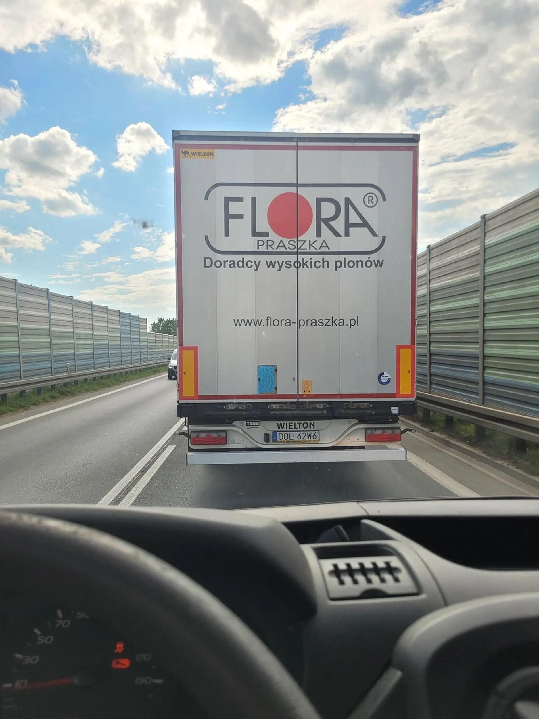 Mistrz kierownicy jadący z tą naczepą identyfikuje sie jako pępek świata polskich dróg opolskich. Sytuacja następująca: Skrzyżowanie z sygnalizacją świetlną 2 pasy na wprost, po prawej 3 ciężarówki na lewym 2 osobówki i ja dostawczakiem. Pan kierowca tak sie zdenerwował, że ktoś używa lewego pasa że pomimo zatoru zaraz za skrzyżowaniem no ni cholery nie chciał mnie wpuścić mimo kierunkowskazu i normalnej jazdy. Zamiast tego dodał gwałtownie gazu, że mało brakowało a staranowałby pojazd przed sobą, gwałtowne hamowanie, ogrom hałasu ładunku na naczepie a wszystko dla 1 minuty krócej stania w korku. Obwodnica opola pozdrawiam