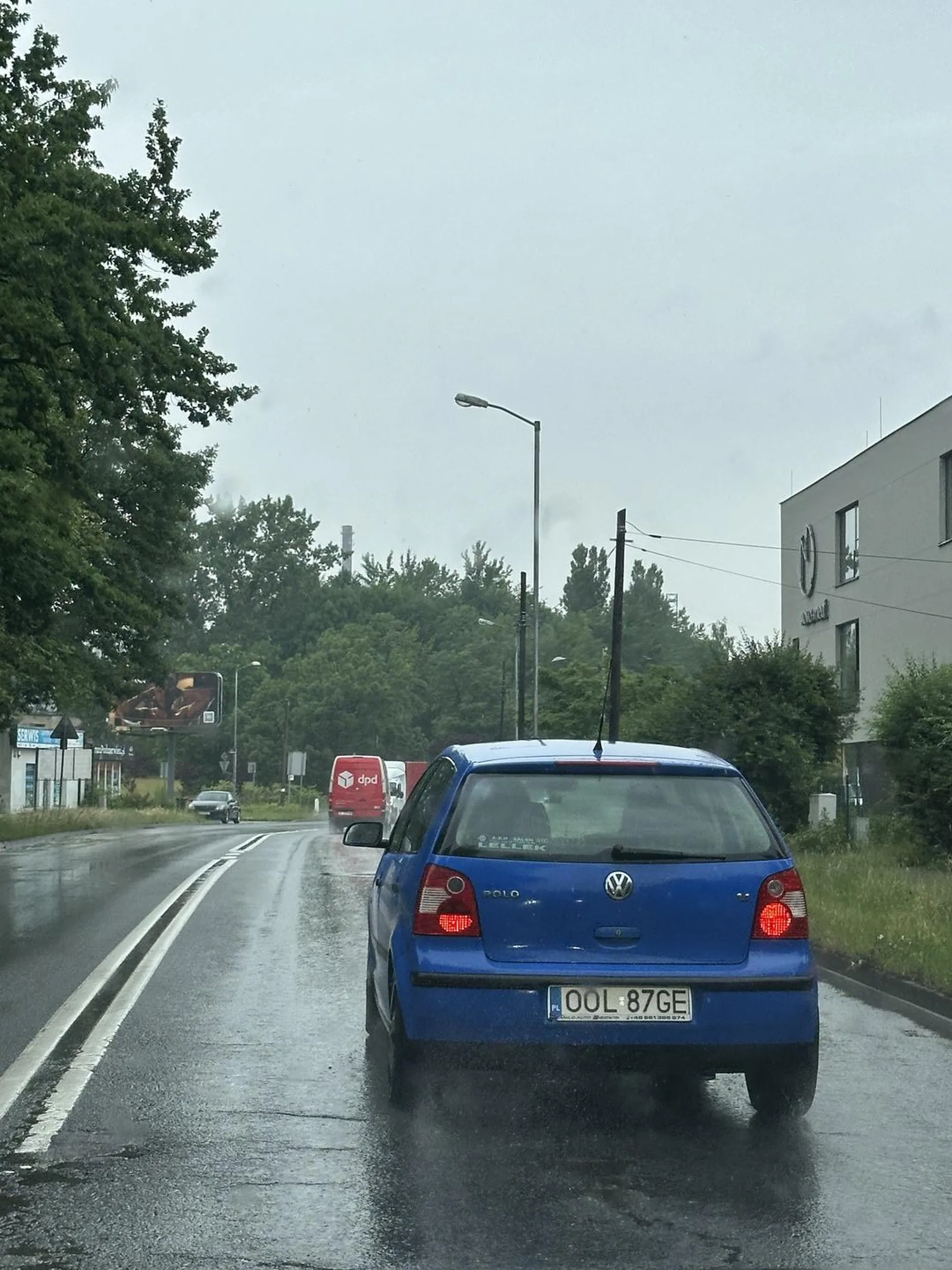 Tak się baba wlecze  powodując korek w katowicach. DPD było przed od świateł na brynów centrum przesiadkowe