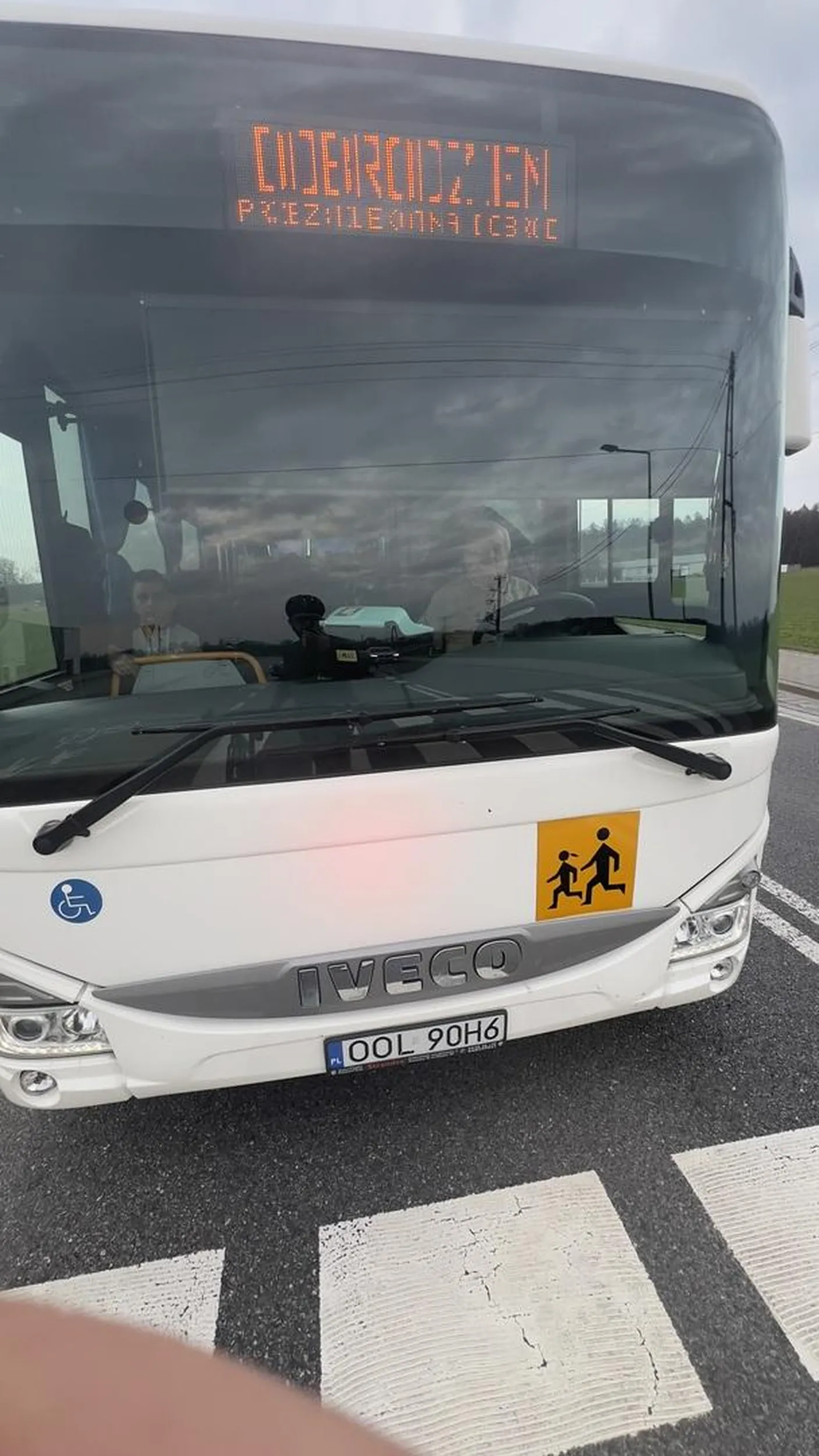 Kierowca autobusu  wyprzedza kolarzy z odległością niecałego pół metra, zajeżdżając drogę. Jawne narażenie życia.