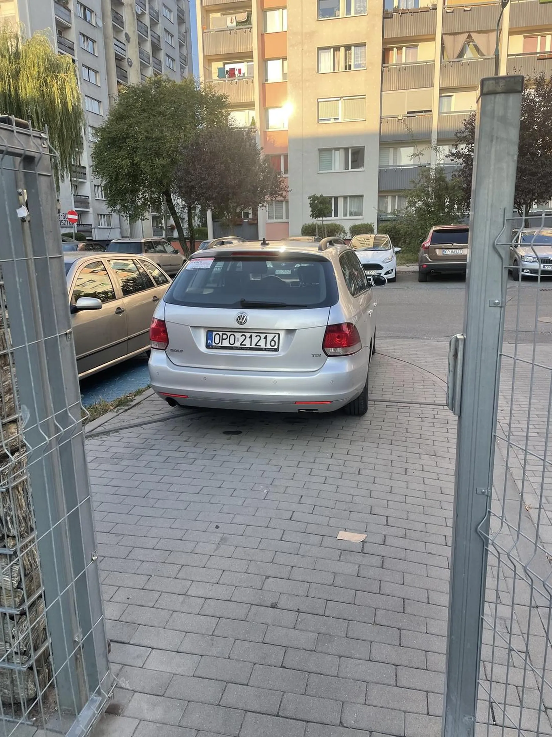 Parkuje przy samym wyjeździe z osiedla w pełni na chodniku. Nic nie widać wyjeżdżając i utrudnia poruszanie się po chodniku