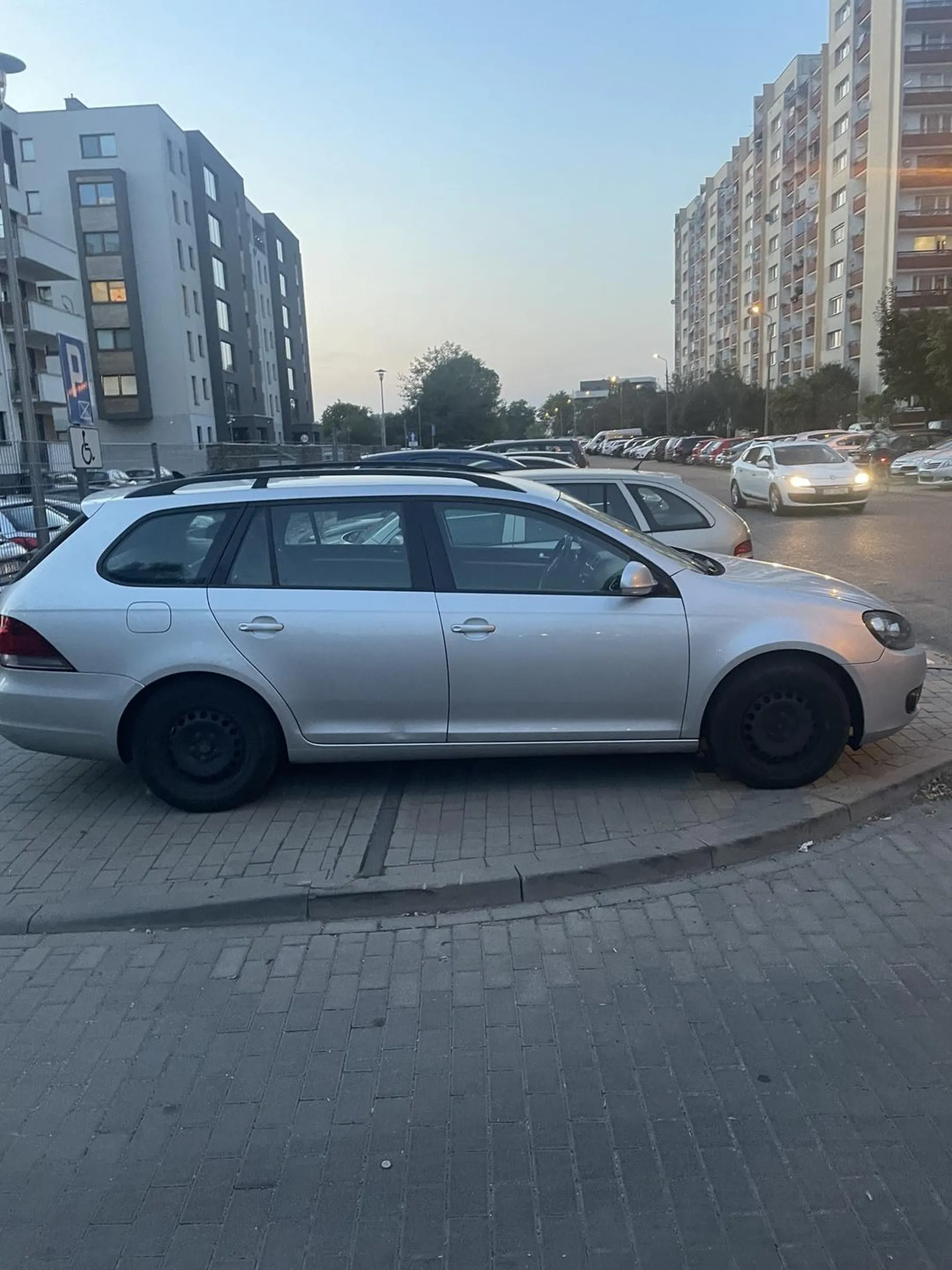 Parkuje przy samym wyjeździe z osiedla w pełni na chodniku. Nic nie widać wyjeżdżając i utrudnia poruszanie się po chodniku