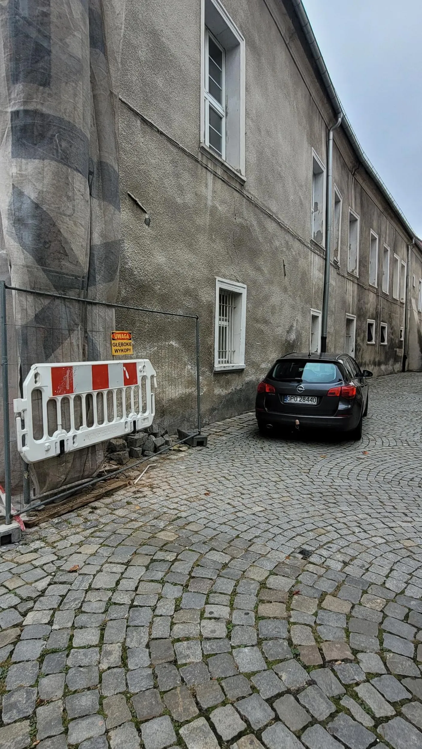 Gbur parkuje w strefie zamieszkania jak mu się podoba.