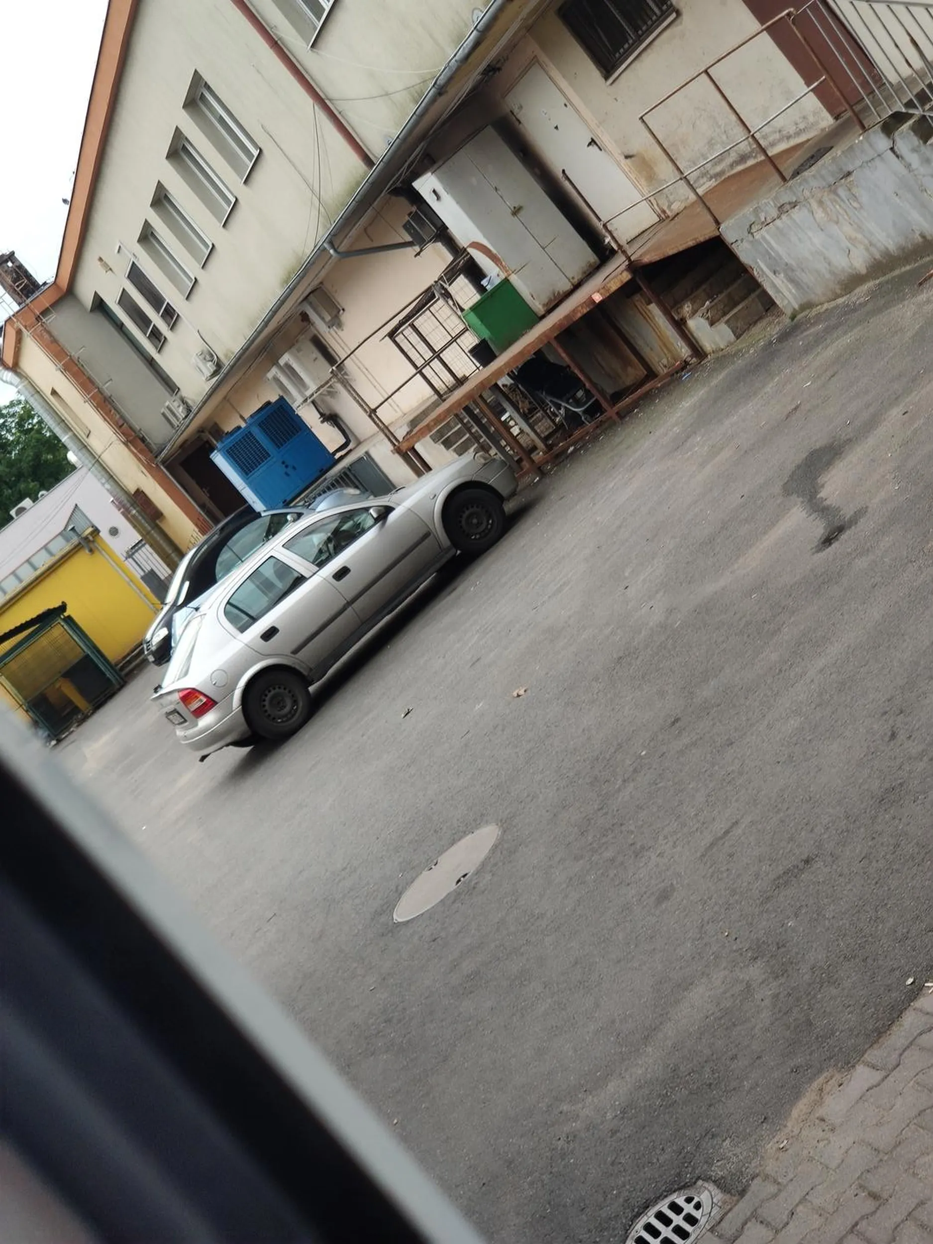 Rampa załadunkowa to nie miejsce parkingowe.