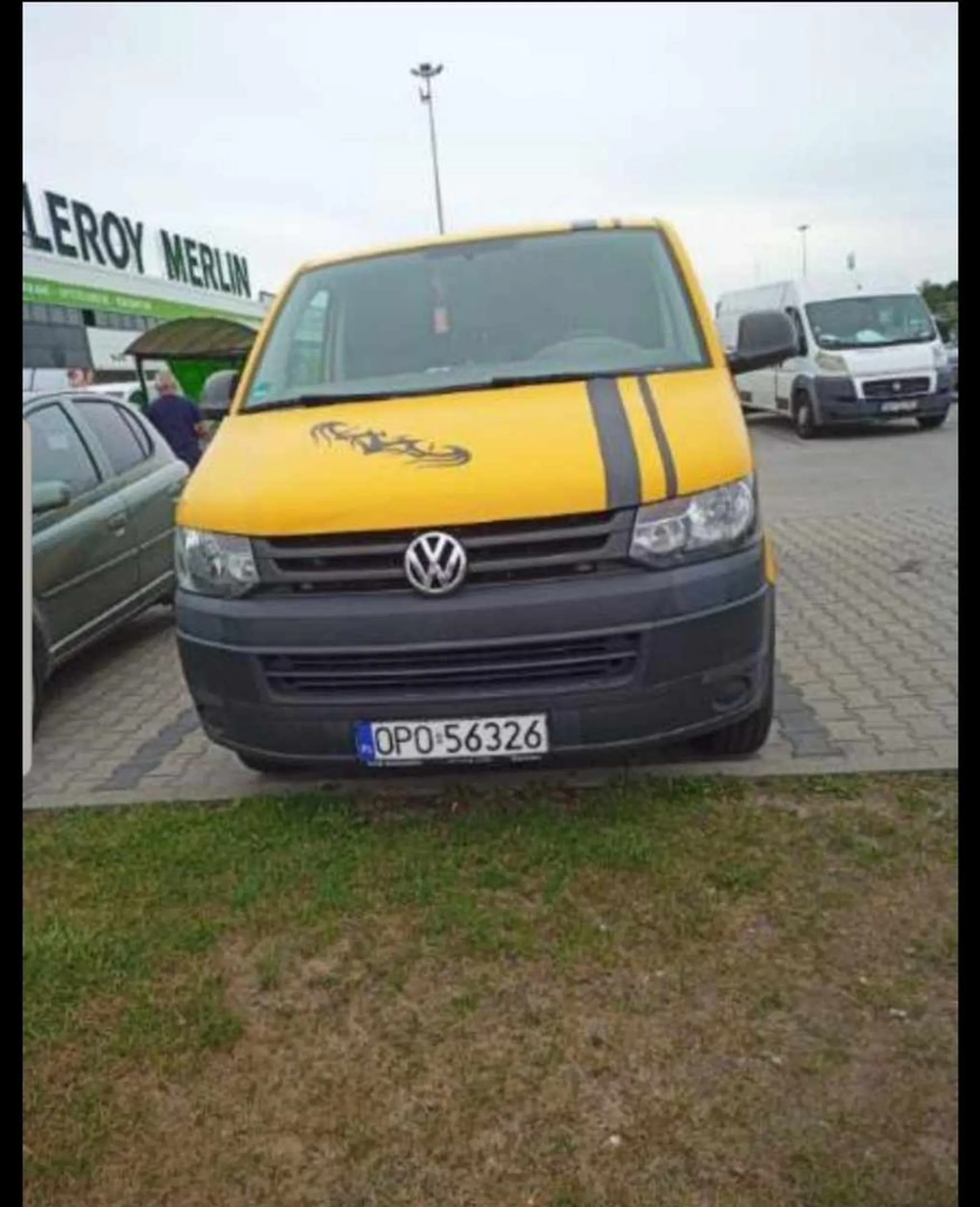 Dwóch gagatków jeździ i oszukuje ludzi