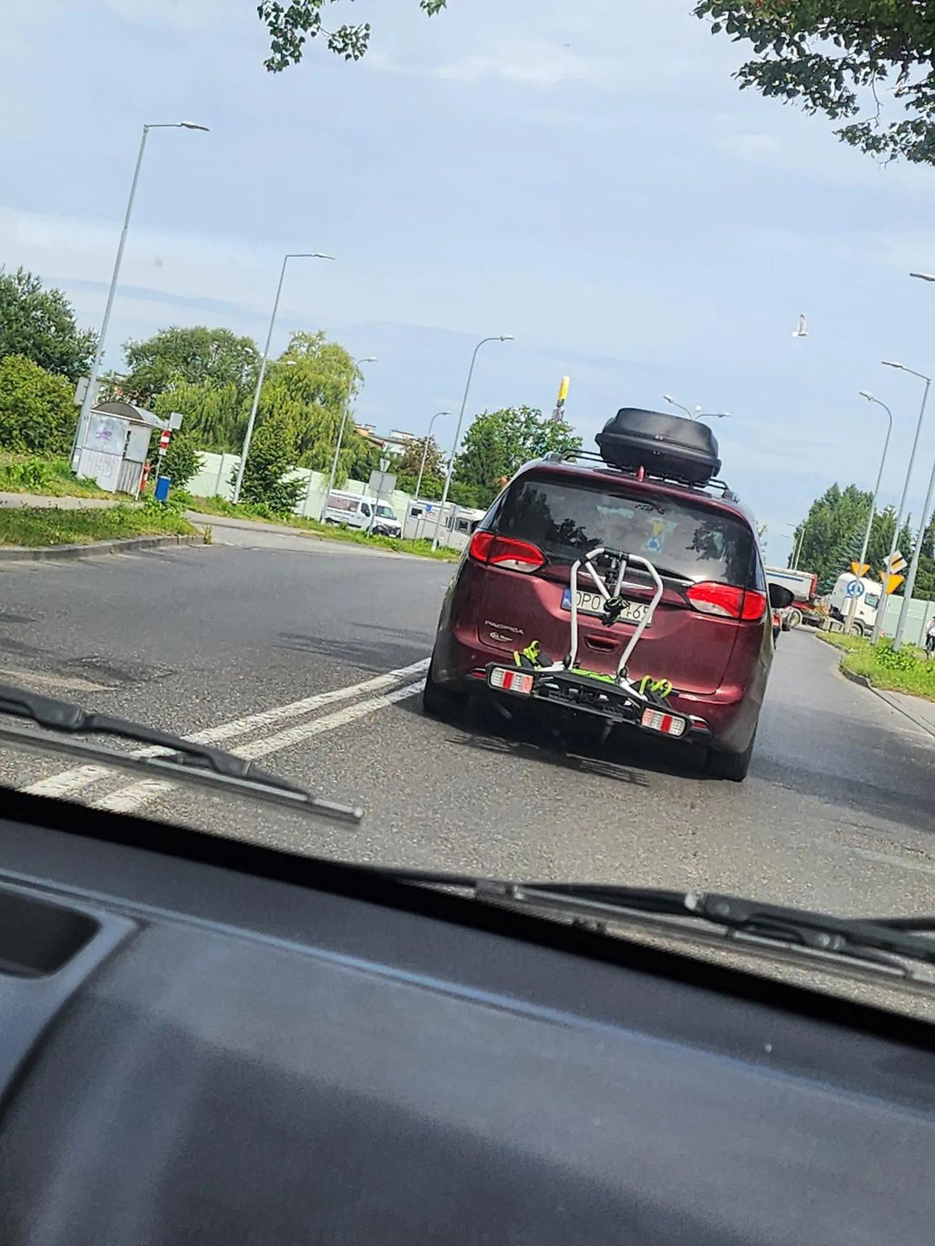 Proponuję Ci iść na powtórny egzamin z prawo jazdy albo najlepiej nie wyjeżdżaj po za swojej wioski bo stwarzasz zagrożenie na drodze tylko