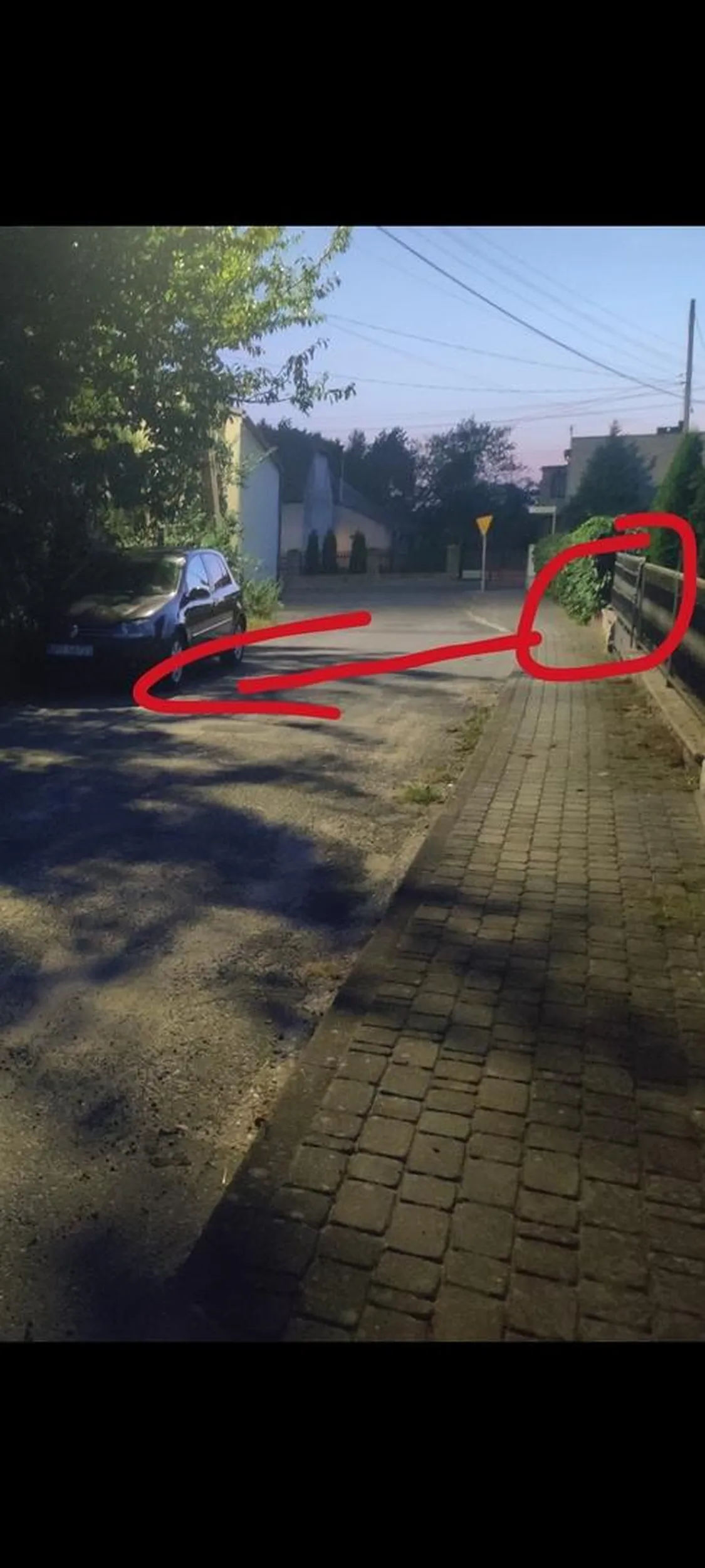Gówniarz parkuje na wprost bramy wjazdu do posesji , zdjęcie poszło tam gdzie trzeba i naucz się gówniarzu w odpowiednim miejscu parkować a nie komuś zostawiasz wjazd do posesji deklu. Zresztą twoi umysłowo upośledzeni koledzy również to samo . Od kiedy wąska ulica to miejsce do parkowania ? Nie wspominając,że nie ma 10m od skrzyżowania zachowane
