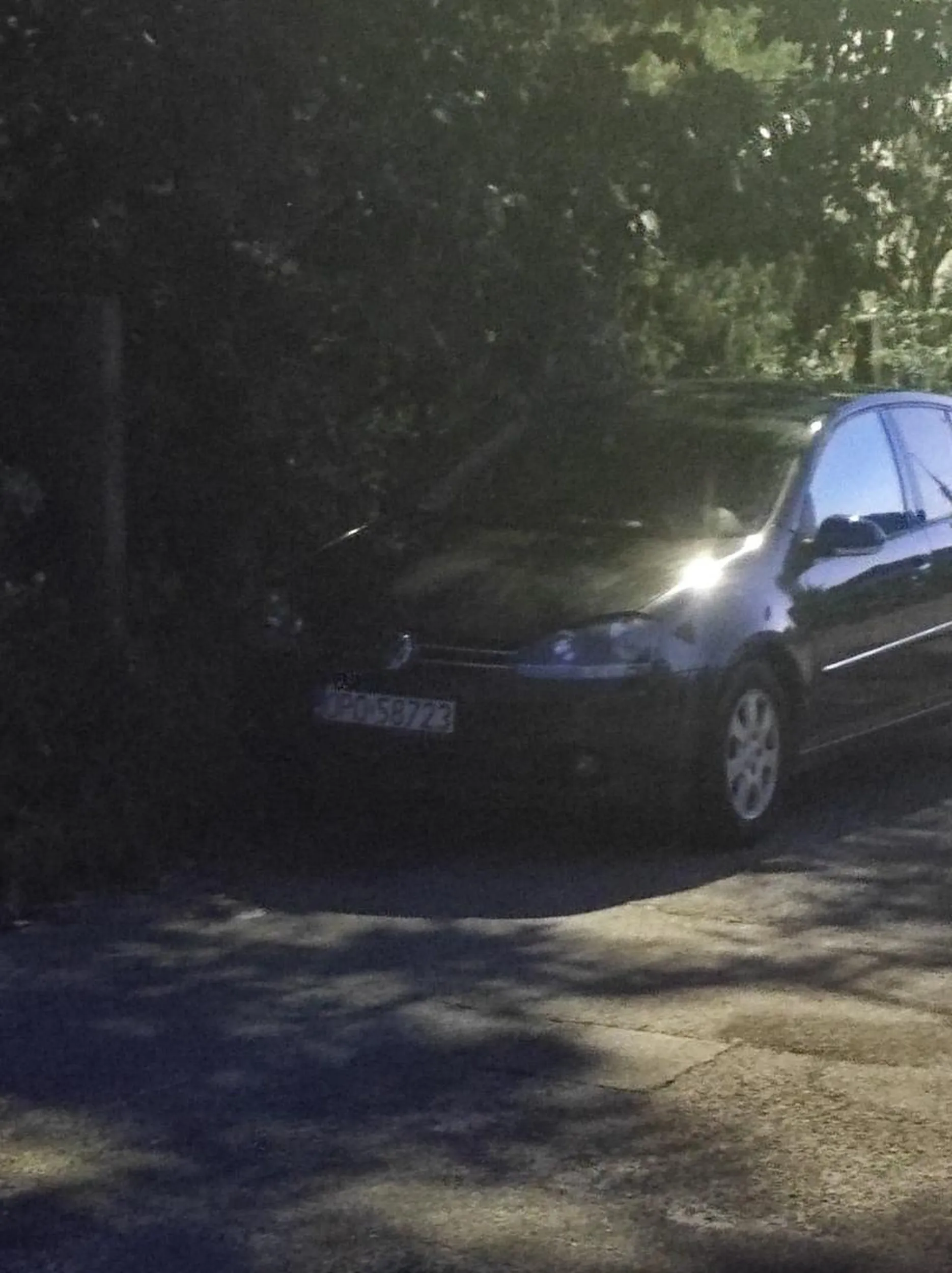 Gówniarz parkuje na wprost bramy wjazdu do posesji , zdjęcie poszło tam gdzie trzeba i naucz się gówniarzu w odpowiednim miejscu parkować a nie komuś zostawiasz wjazd do posesji deklu. Zresztą twoi umysłowo upośledzeni koledzy również to samo . Od kiedy wąska ulica to miejsce do parkowania ? Nie wspominając,że nie ma 10m od skrzyżowania zachowane