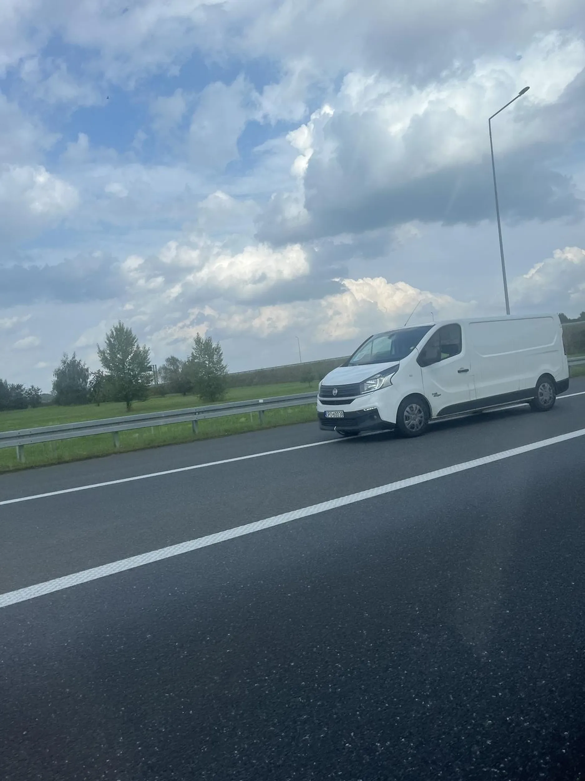 Kierowca jedzie bardzo niebezpiecznie. Na autostradzie zjechał na auto wyprzedzając je z prawego pasa. Najbardziej bulwersujące jest absurdalne ryzyko utraty życia na jakie naraził ludzi jadących tym autem, doprowadzając niemal do poważnego wypadku, a po 20 metrach zjeżdżał z autostrady, więc nawet nie musiał wyprzedzać. Kierowca wjechał na nas z premedytacją, doskonale zdawał sobie sprawę z tego, że jedzie na zderzenie.