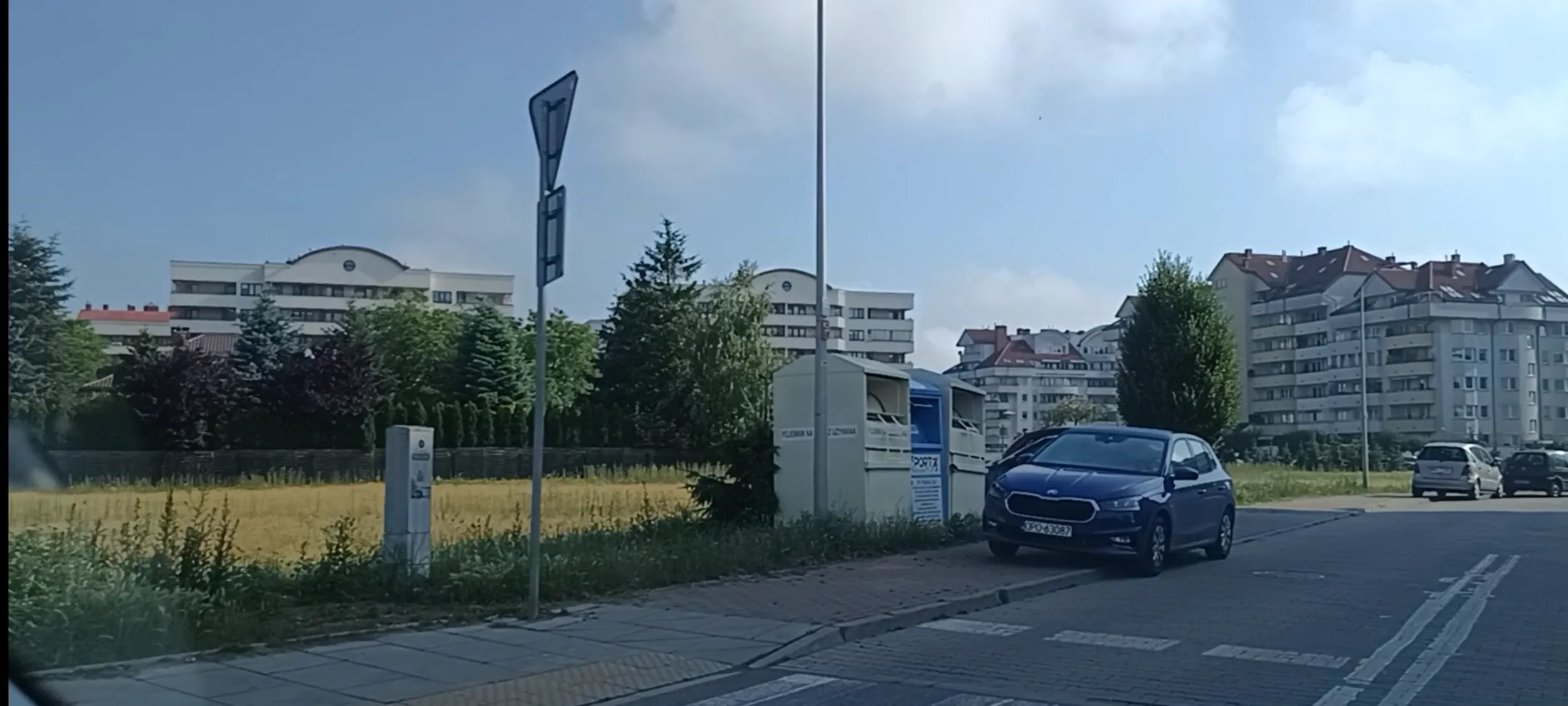 Nielegalne parkowanie na chodniku na zakazie zatrzymywania się i postoju oraz 3m od przejścia dla pieszych