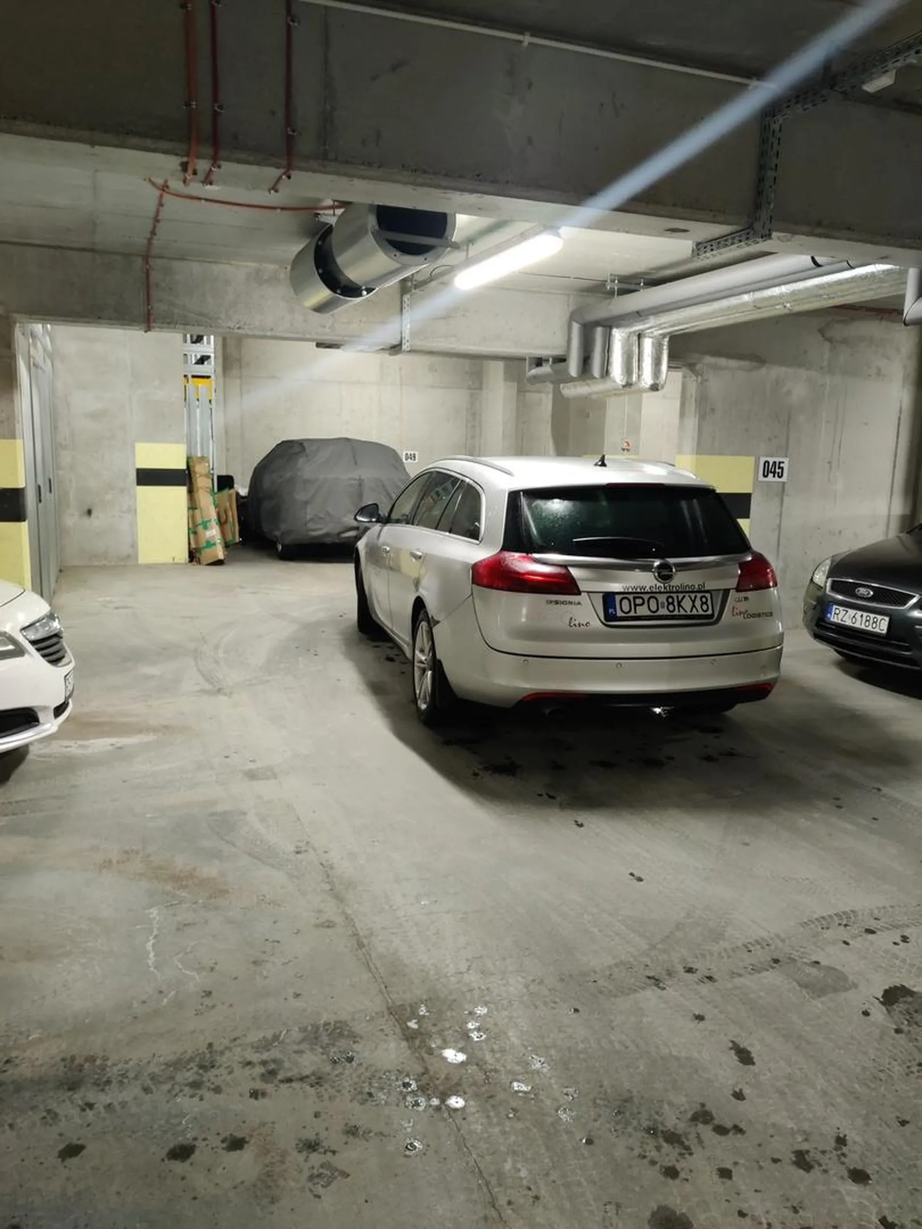 Ch*j zastawił przejazd na parkingu prywatnym Nie da się ani przejechać/wyjechać ani zaparkować