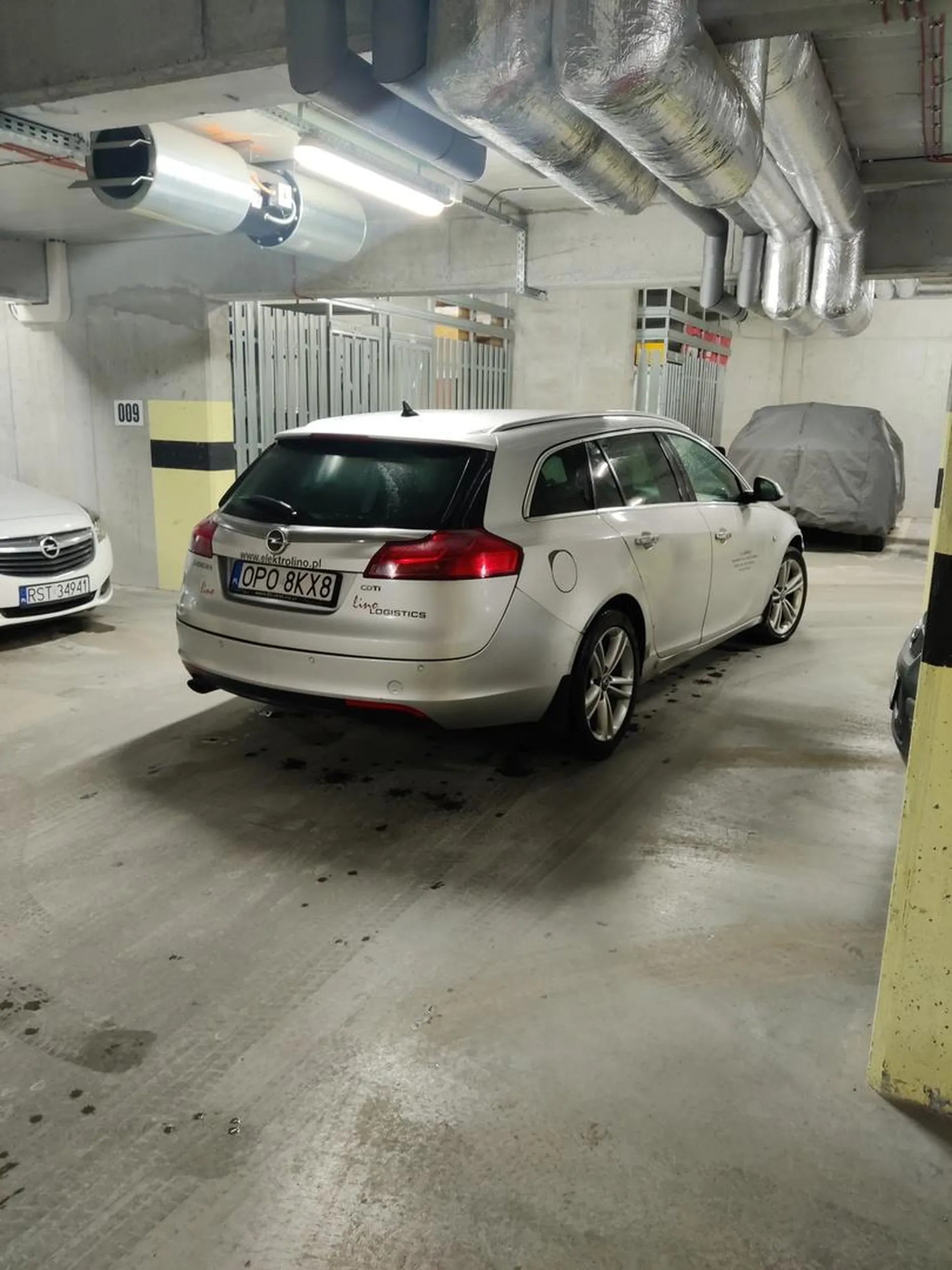 Ch*j zastawił przejazd na parkingu prywatnym Nie da się ani przejechać/wyjechać ani zaparkować