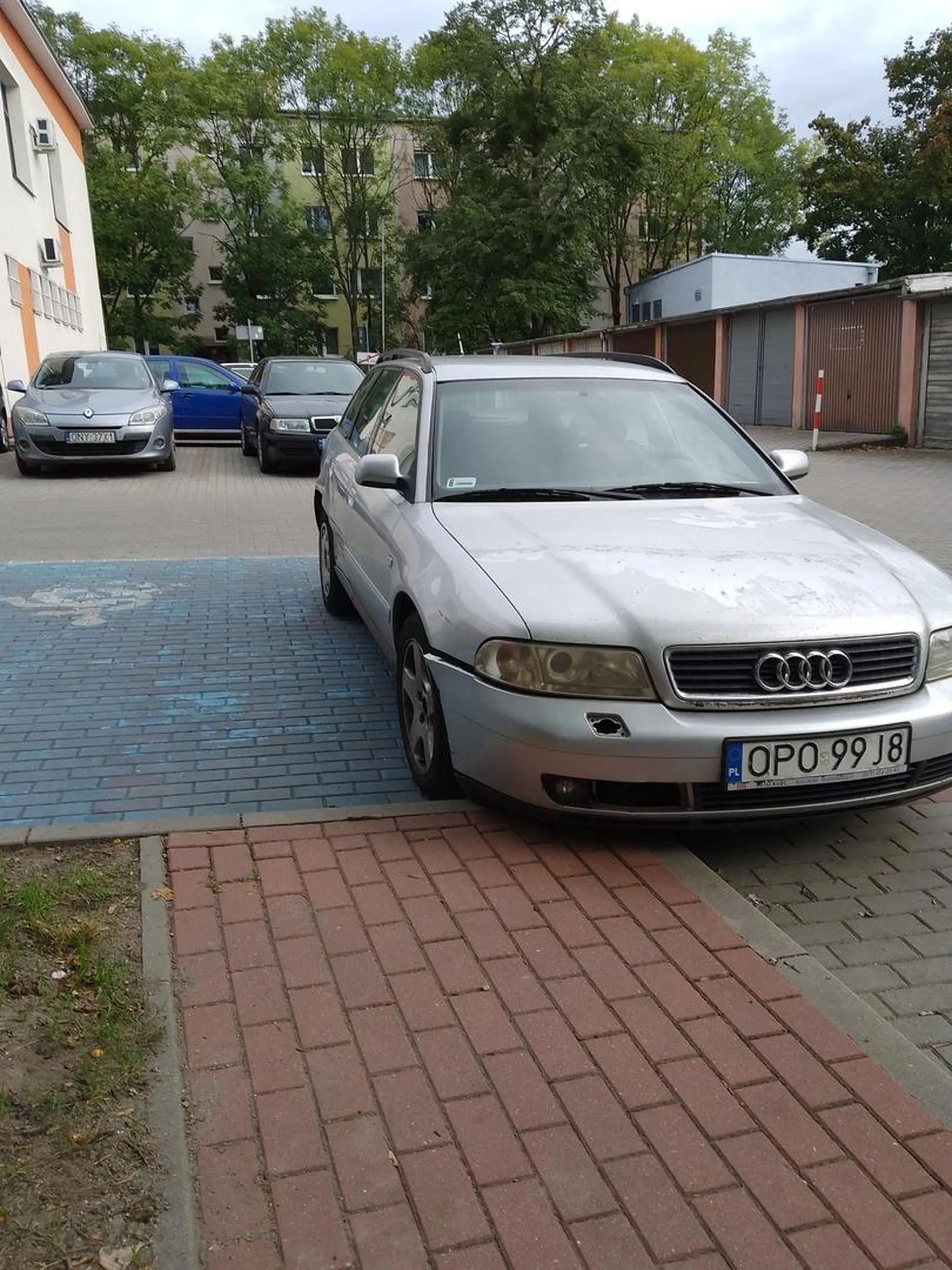 auto parkuje na miejscu dla niepełnosprawnych bez naklejki dla niepełnosprawnych