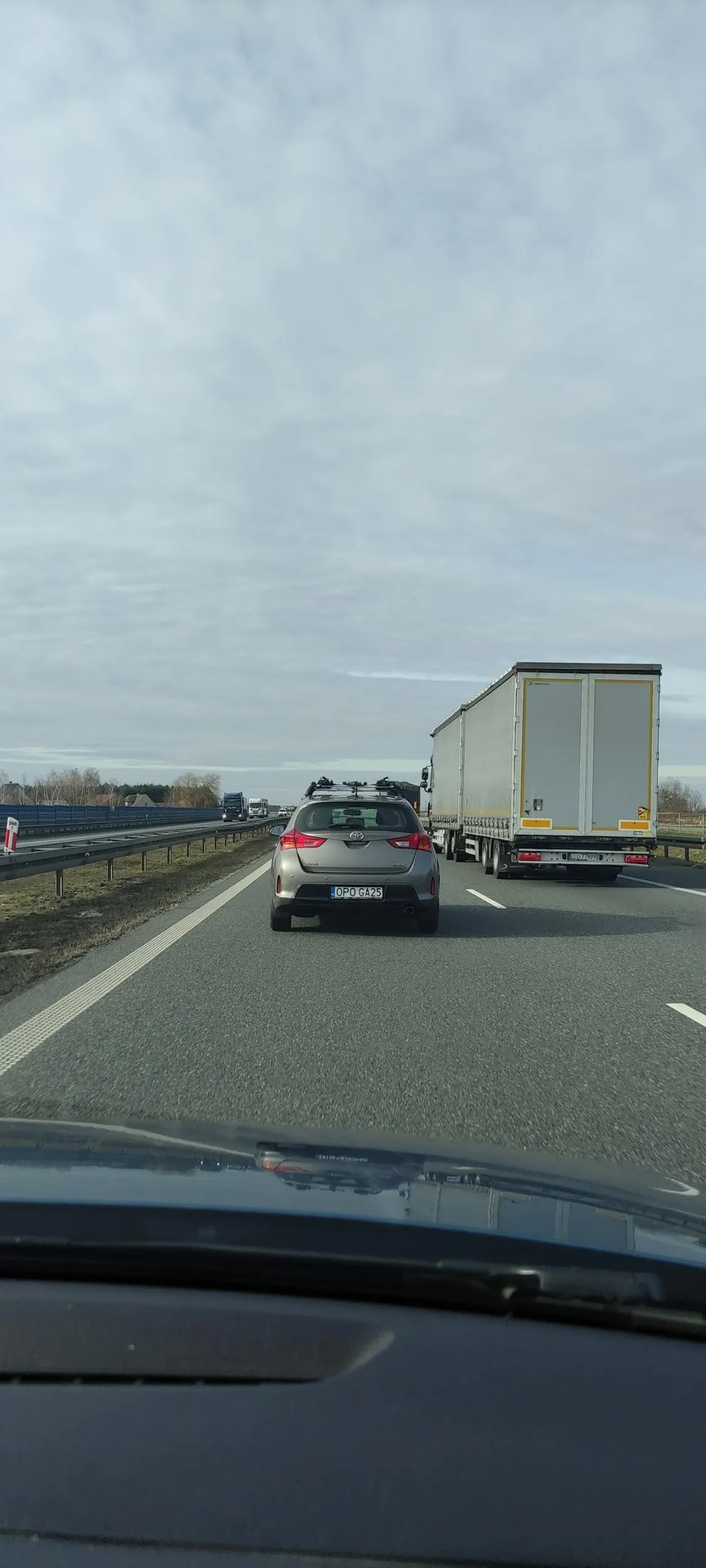 Stary gośc wymusił pierwszeństwo na A4, zmusił nas do gwałtownego hamowania, a gdy żona mignęła mu światłami że stworzył zagrożenie, zaczął hamować tak że tir z prawej strony nas wyprzedził.