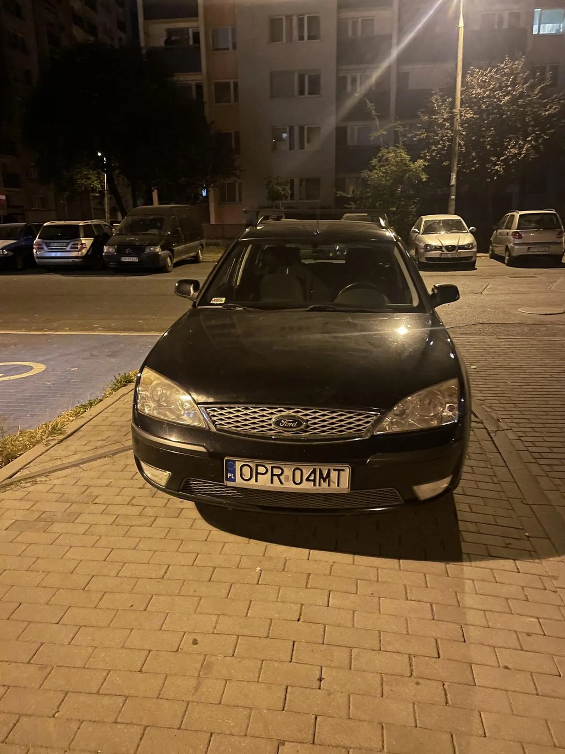 Parkuje przy samym wyjeździe z osiedla w pełni na chodniku. Nic nie widać wyjeżdżając i utrudnia poruszanie się po chodniku