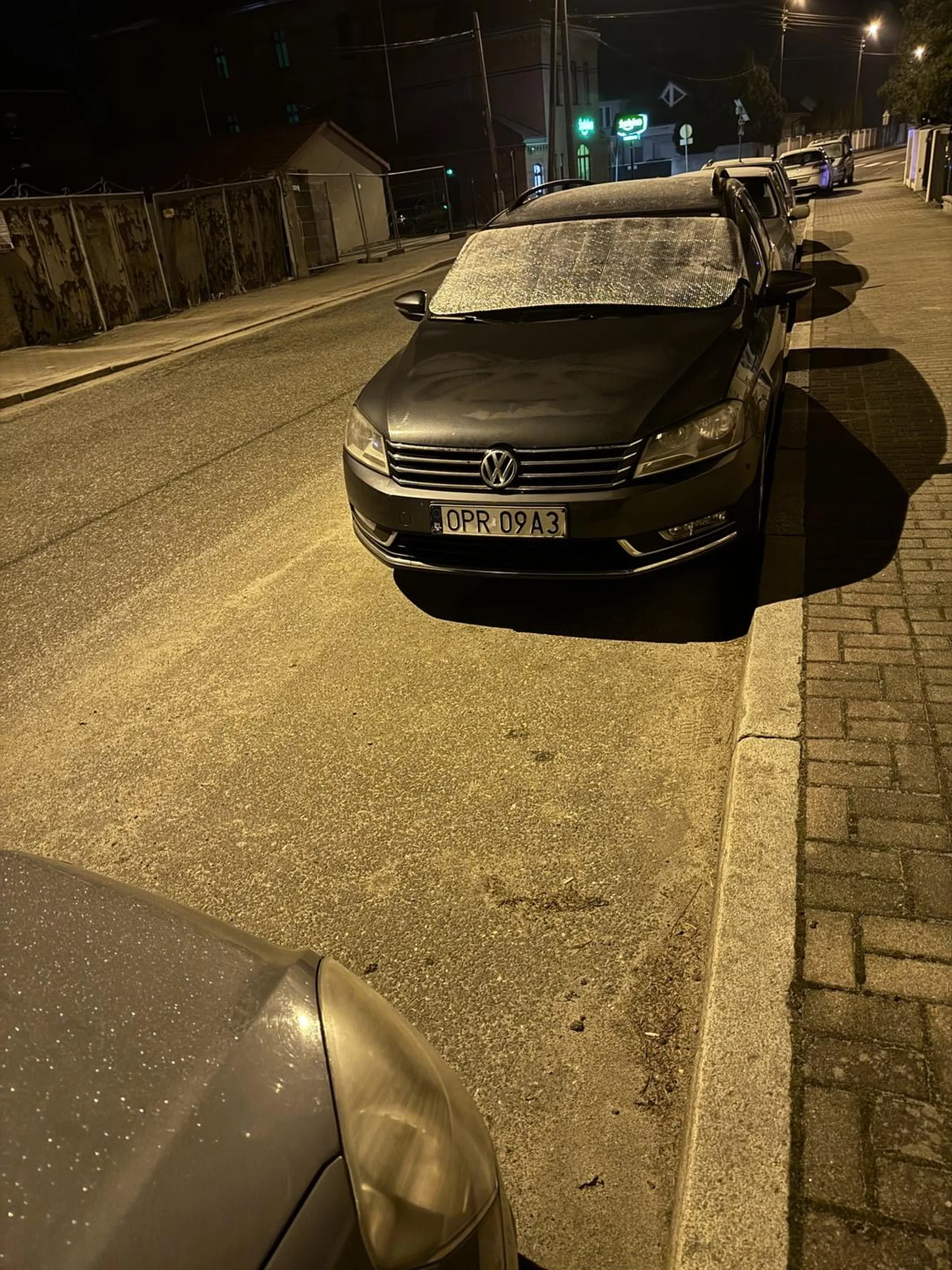 Kierowca tego auta potrzebuje kurs parkowania albo dobre okulary. Stoi od każdego auta po metrze.