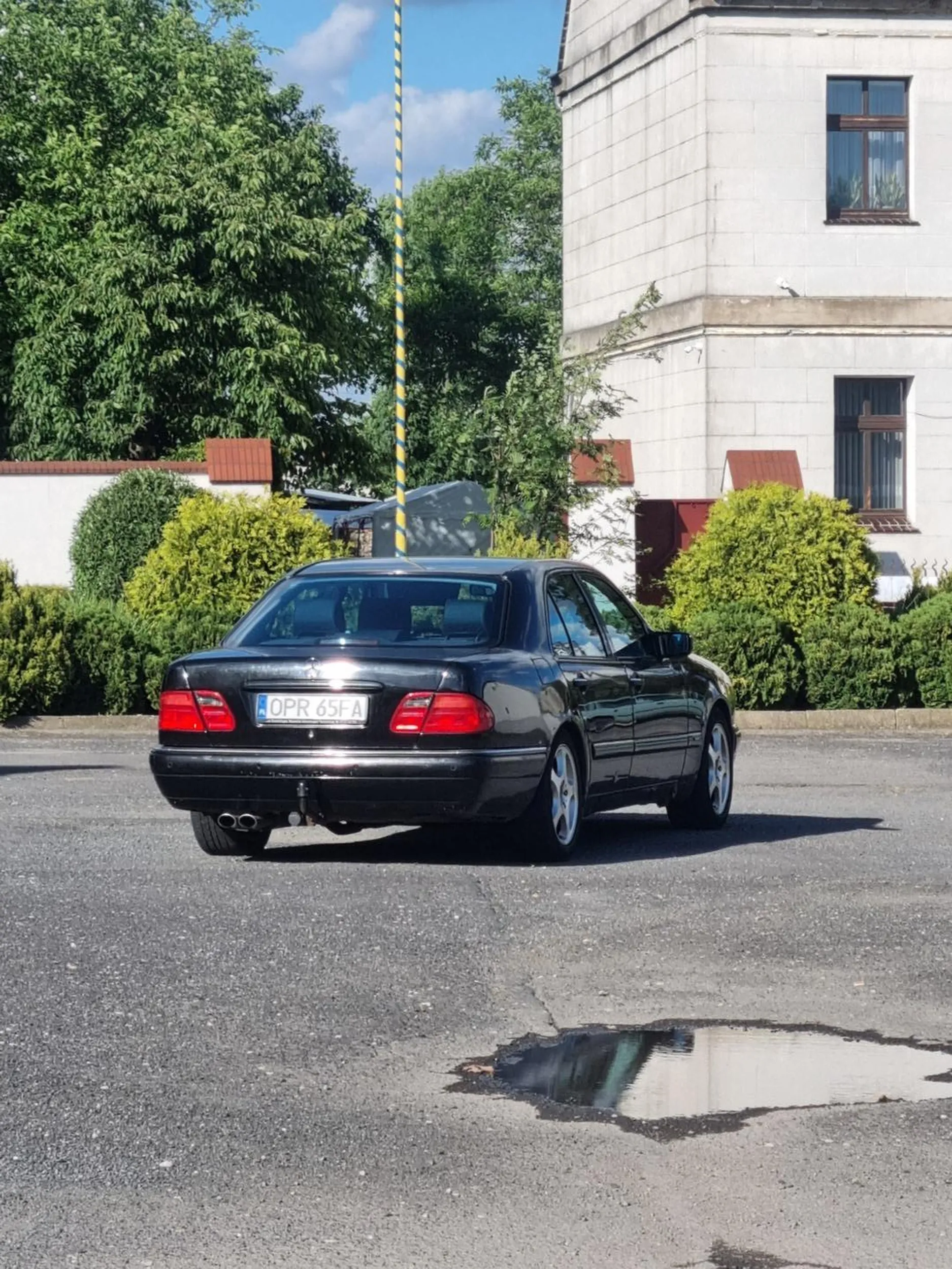 chłop lekko krzywo zaparkował przy parkingu kościelnym przed festynem i zajmuje od 2 do 4 miejsc