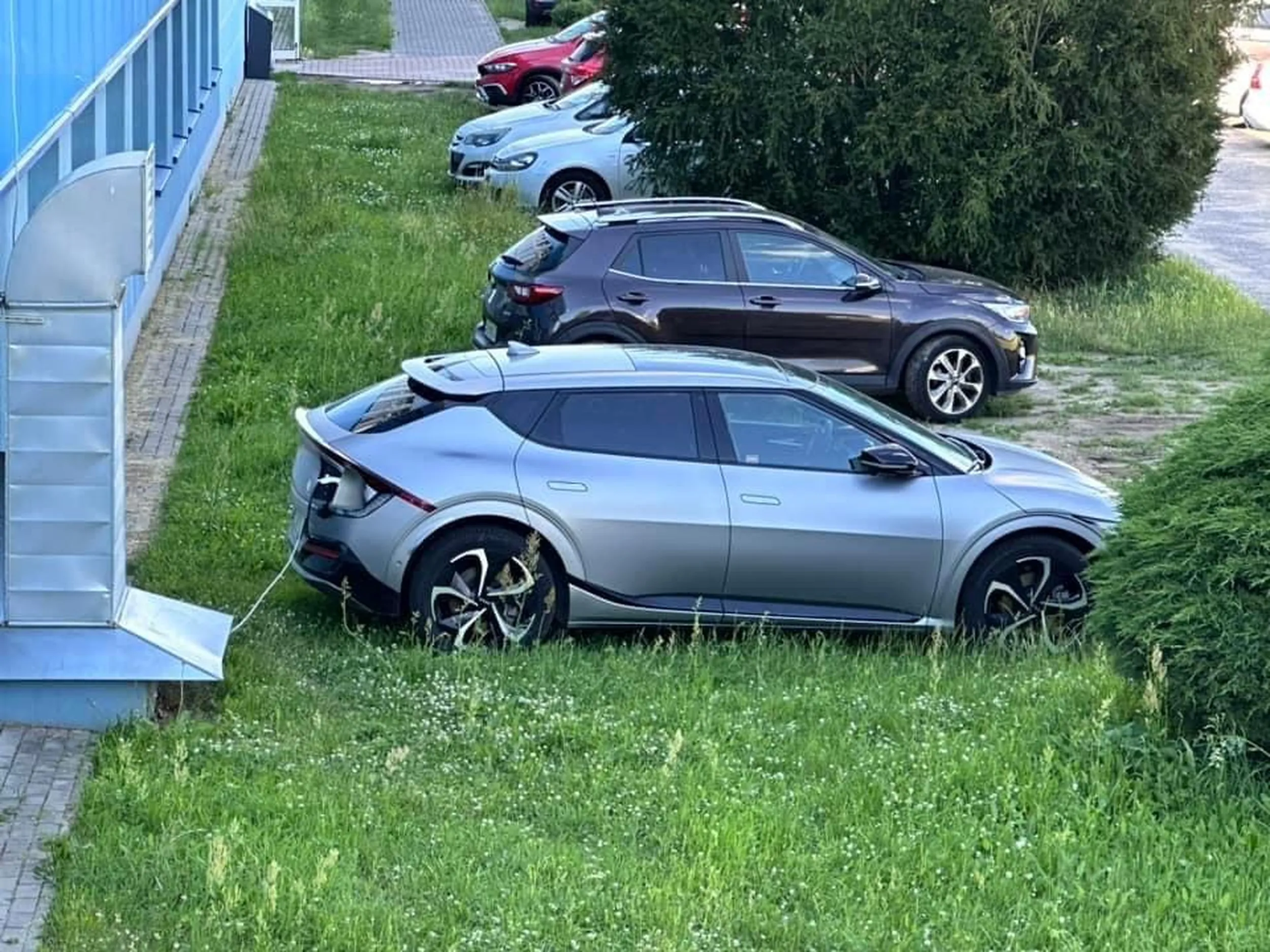 burak laduje swojego elektrycznego gruza ciagnac prad z legnickiego szpitala. jak cie stac na powiekszonego hot wheelsa to kup se ladowarke a nie prad kradniesz kondomie