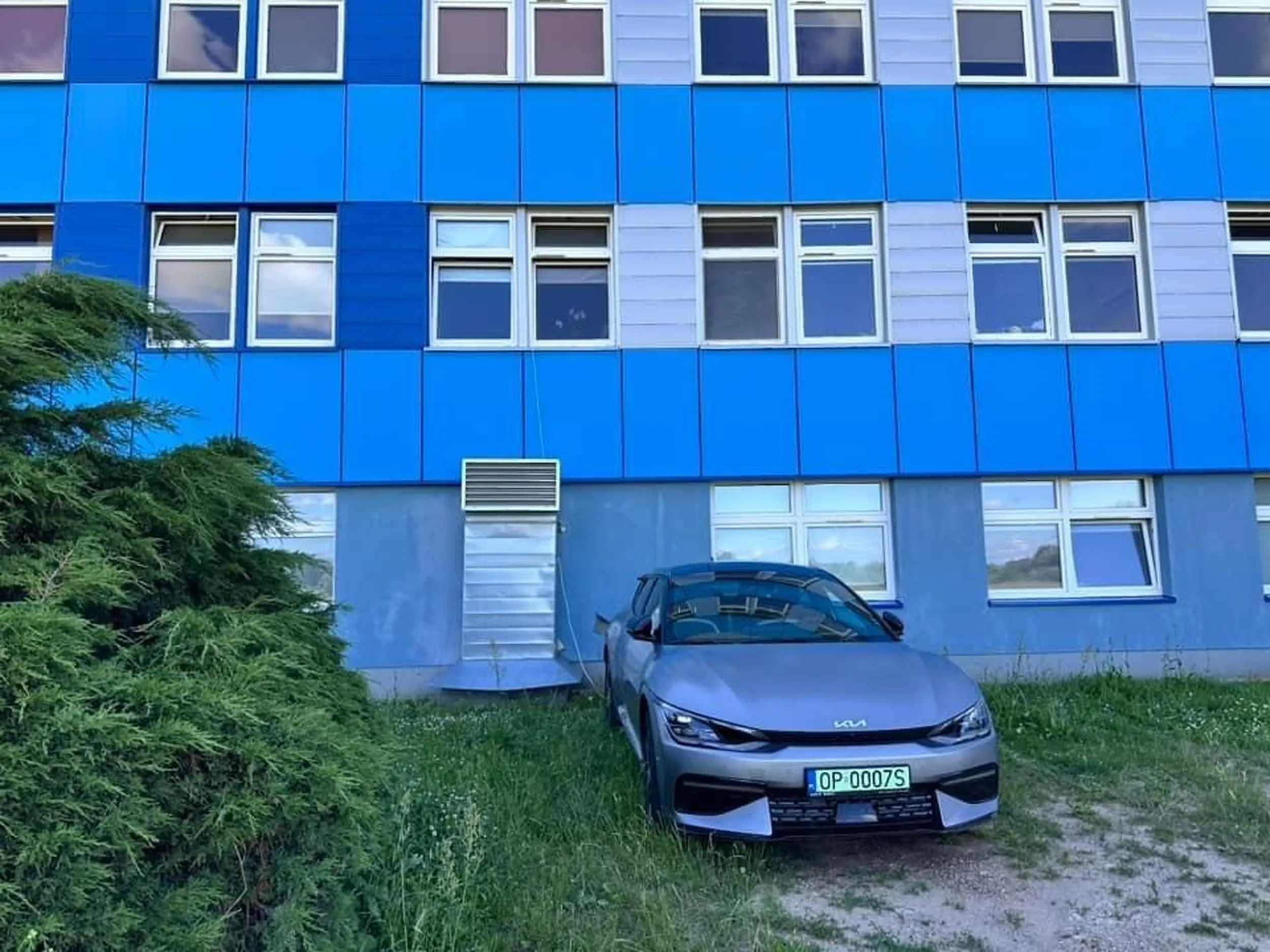 burak laduje swojego elektrycznego gruza ciagnac prad z legnickiego szpitala. jak cie stac na powiekszonego hot wheelsa to kup se ladowarke a nie prad kradniesz kondomie