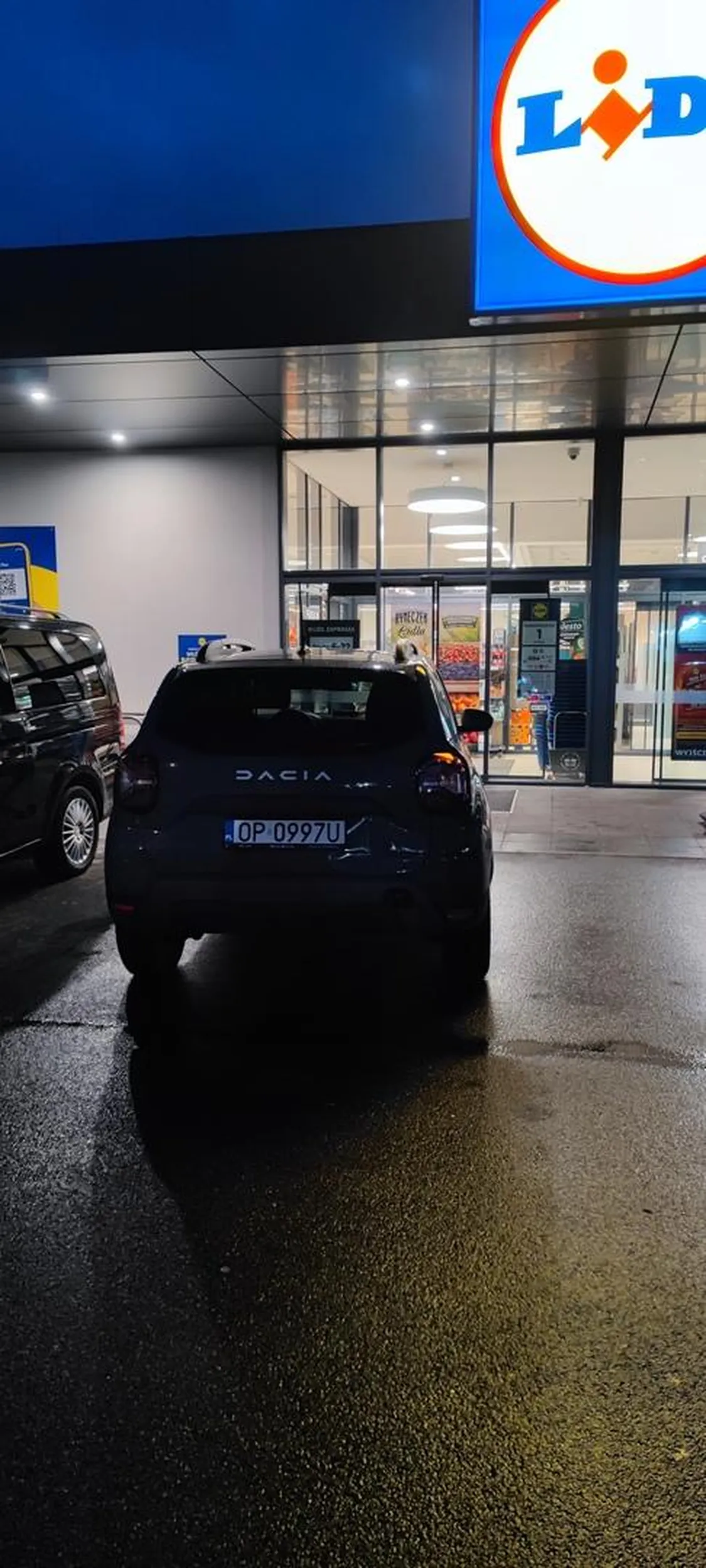 Praktycznie wjechał do sklepu. Na uwagw stwierdził że skoro inni parkują źle to on też może (i keszcze gorzej zaparkował)