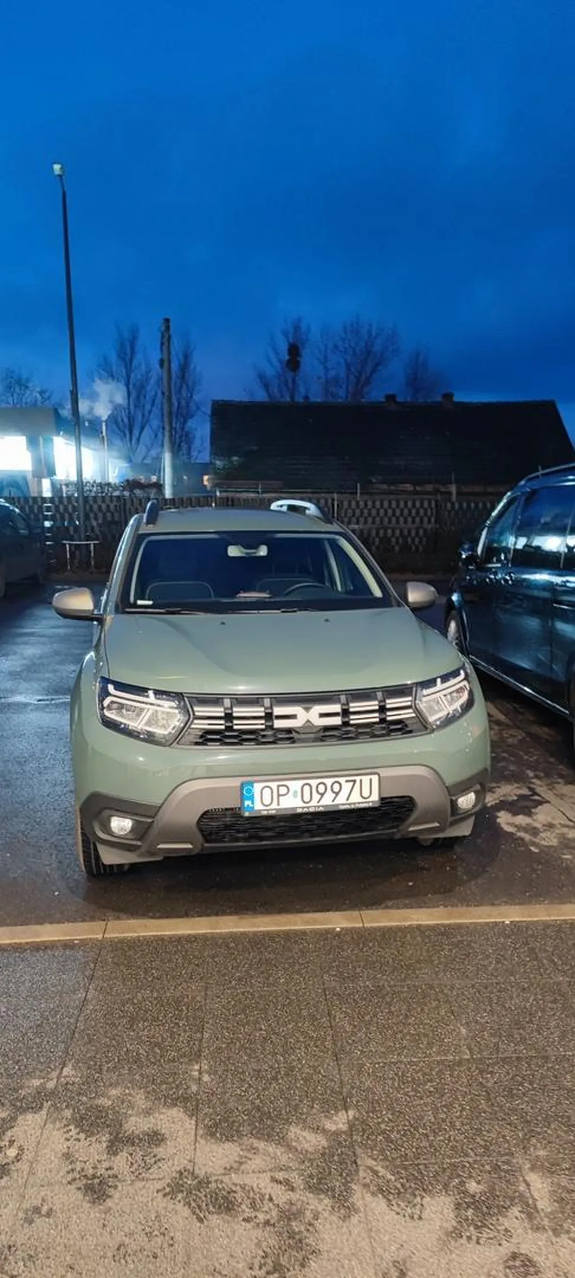 Praktycznie wjechał do sklepu. Na uwagw stwierdził że skoro inni parkują źle to on też może (i keszcze gorzej zaparkował)