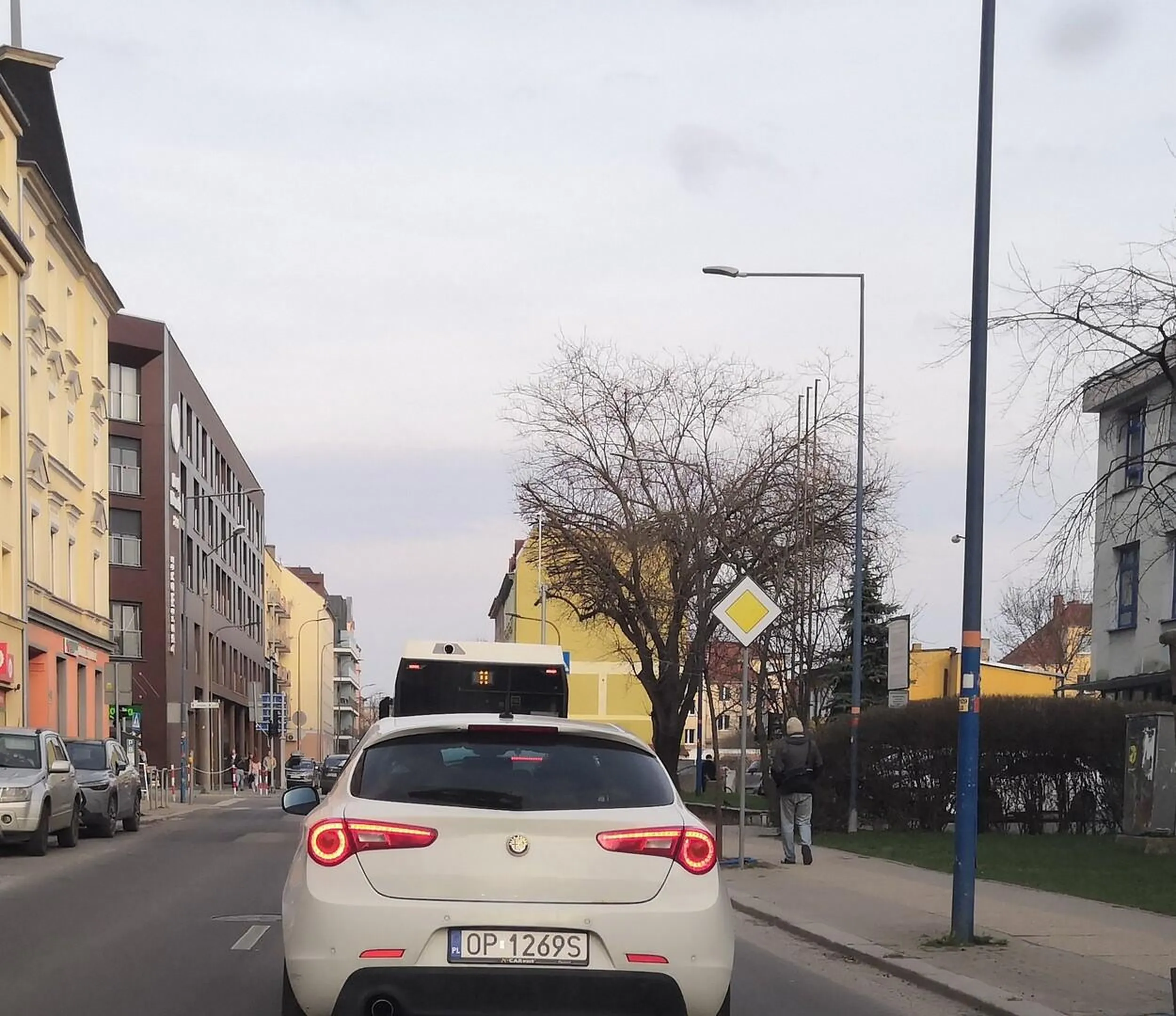 Kolejna damulka z alfy, która wpierdziela się z chodnika na jezdnię i zajeżdża drogę. Widocznie mała mózgownica i wybujałe ego nie pozwala włączyć się do ruchu gdy droga będzie wolna