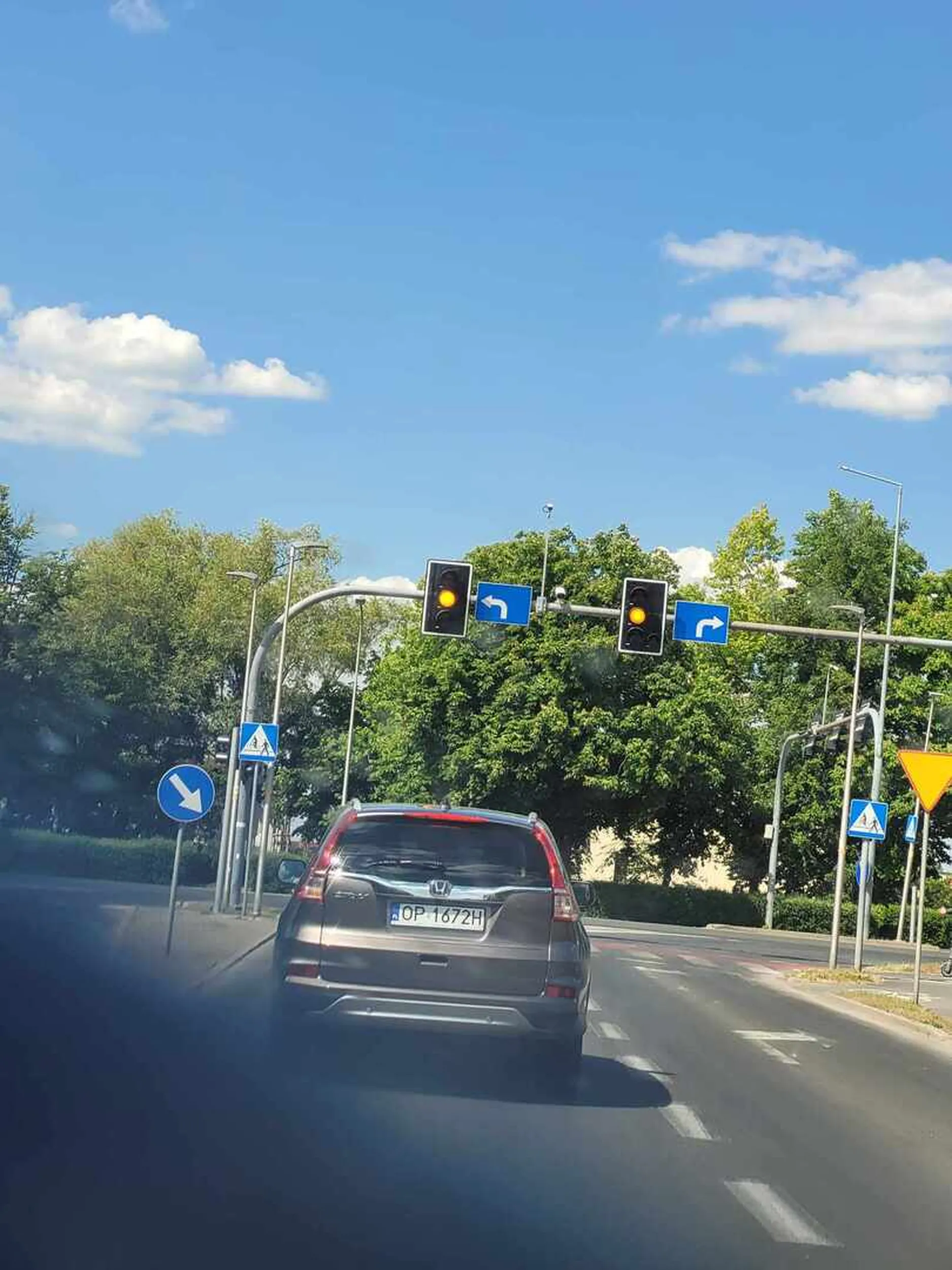 Śmieciarz wyrzuca pety przez okno