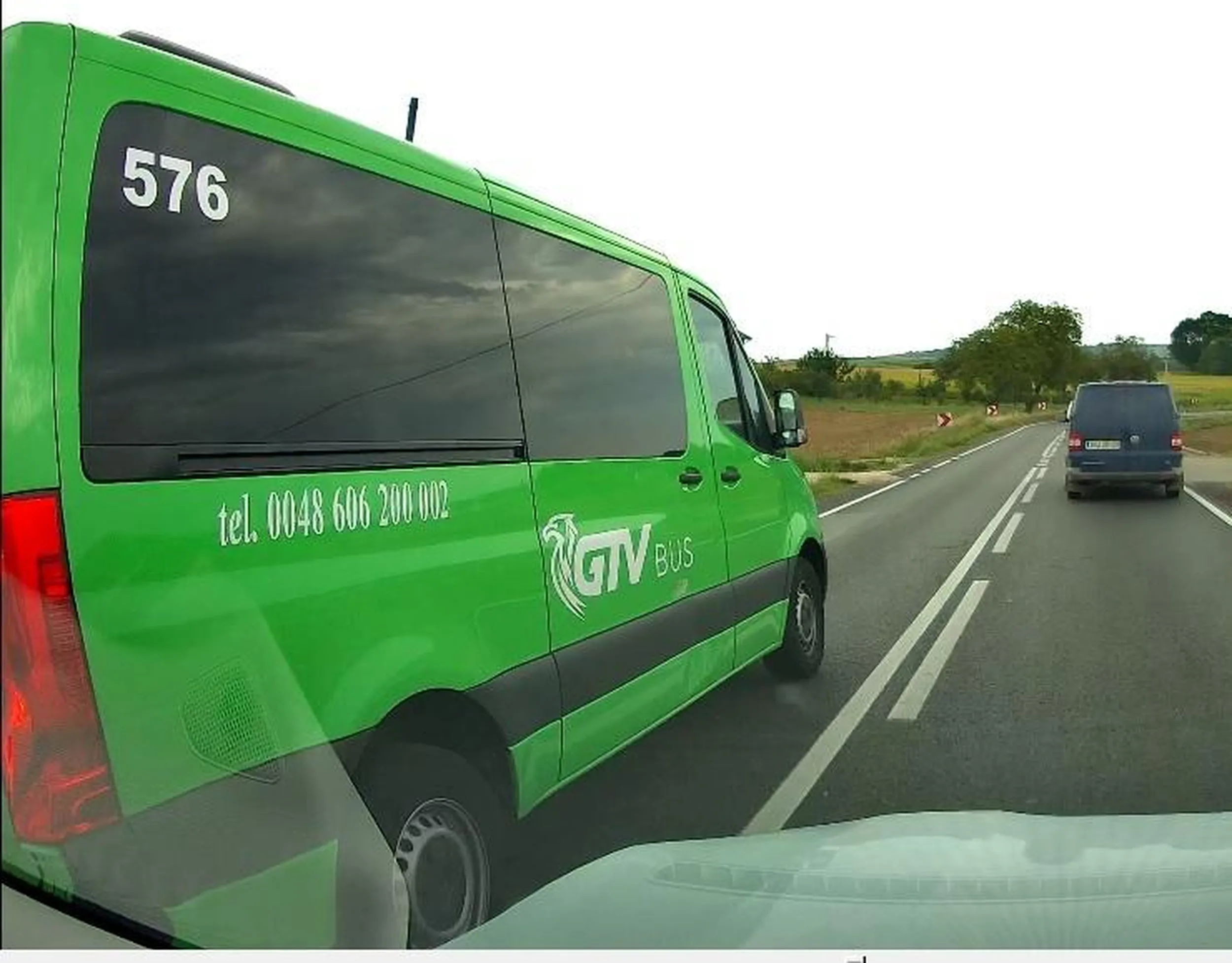 Kierowca morderca. 50°0854.3"N 20°2552.3"E  DK79, 32-120 Sobota 17-08-2025 godzina 12:14 .  Wozi ludzi jak w kraju ościennym. Precz z mordercami i innymi uberami.