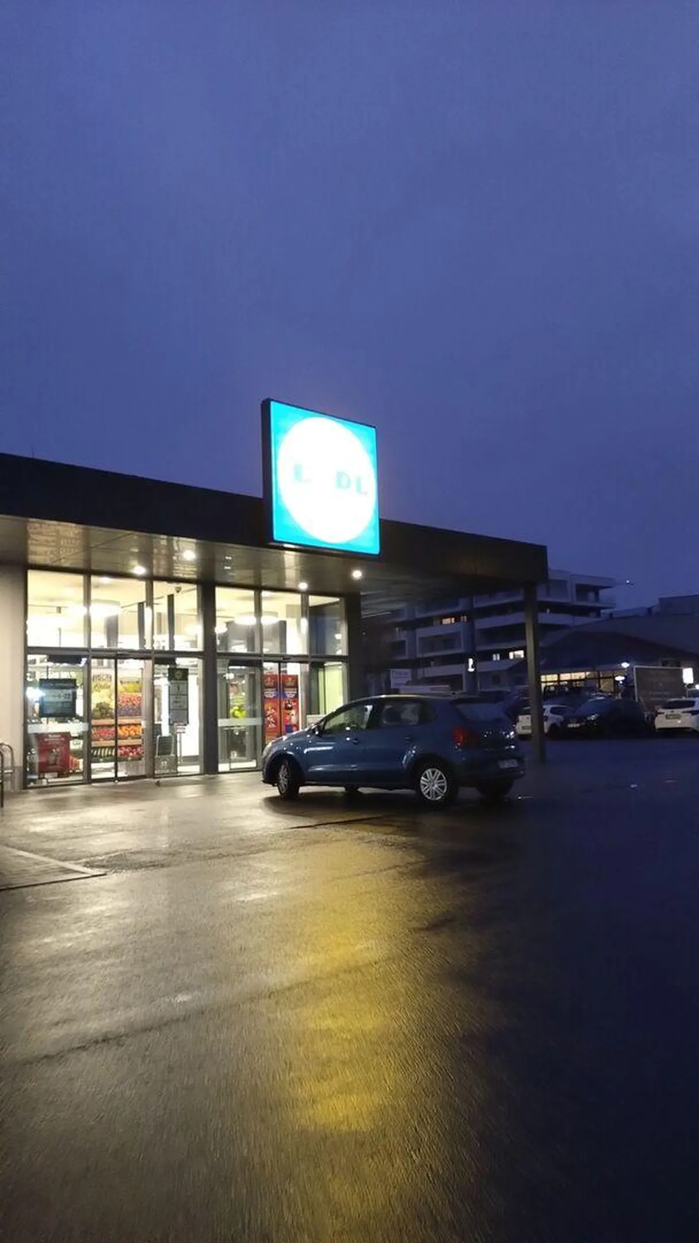 Parkowanie na medal (chwilę potem przyjechał drugi kierowca i zaparkował obok)