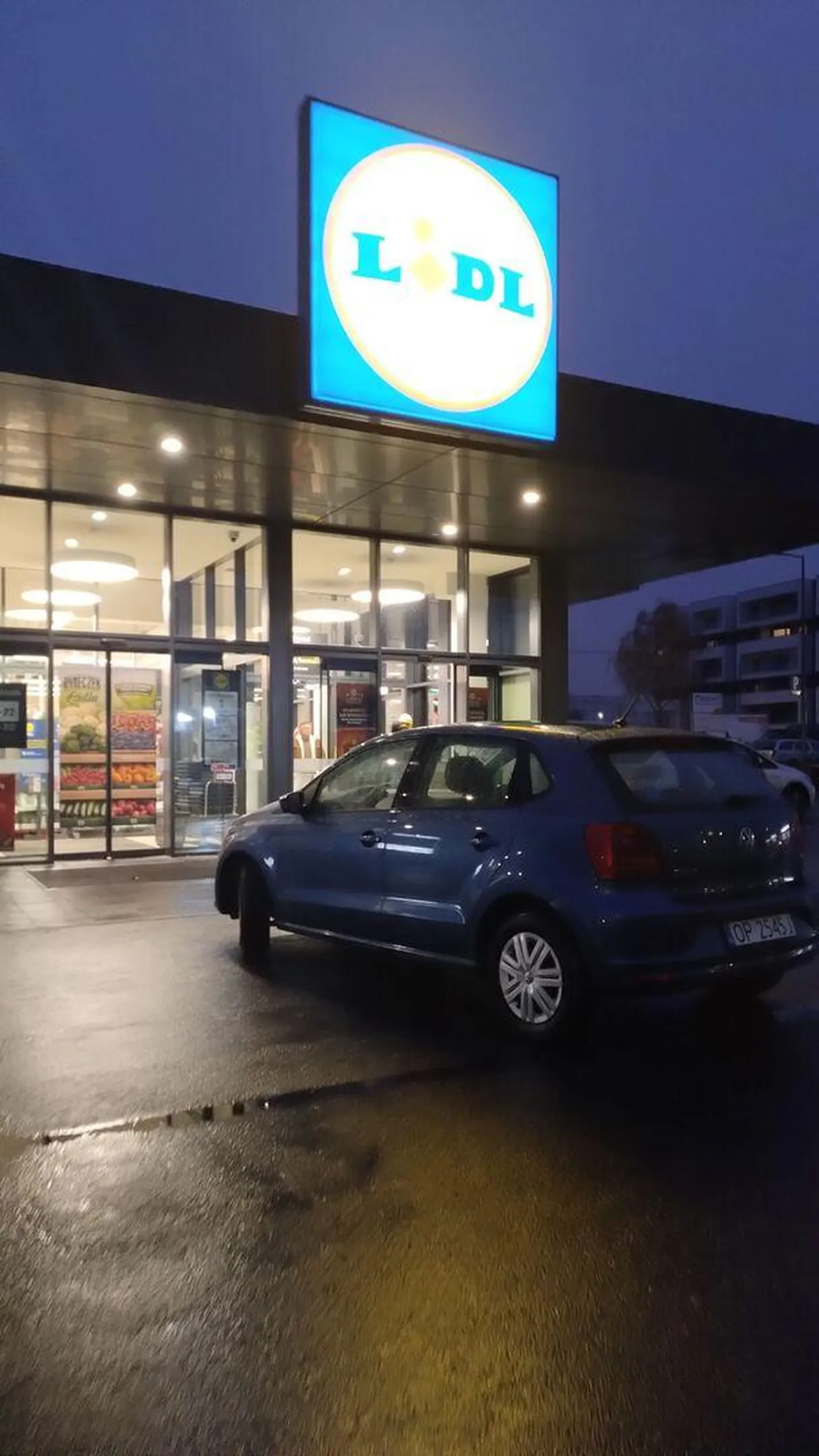 Parkowanie na medal (chwilę potem przyjechał drugi kierowca i zaparkował obok)