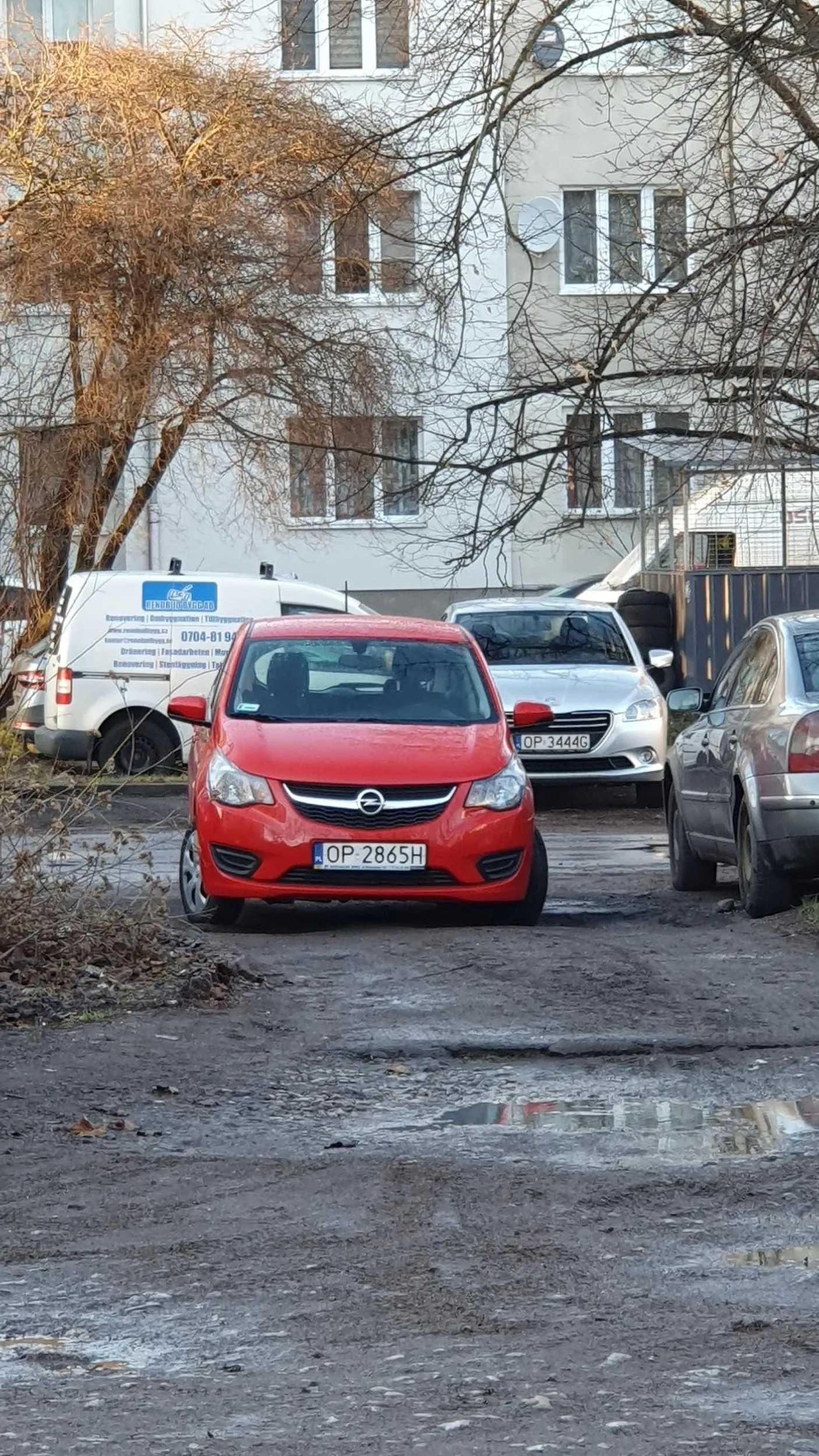 Kierowca zastawił wjazd na parking, blokując przy tym ponad 10 samochodów.