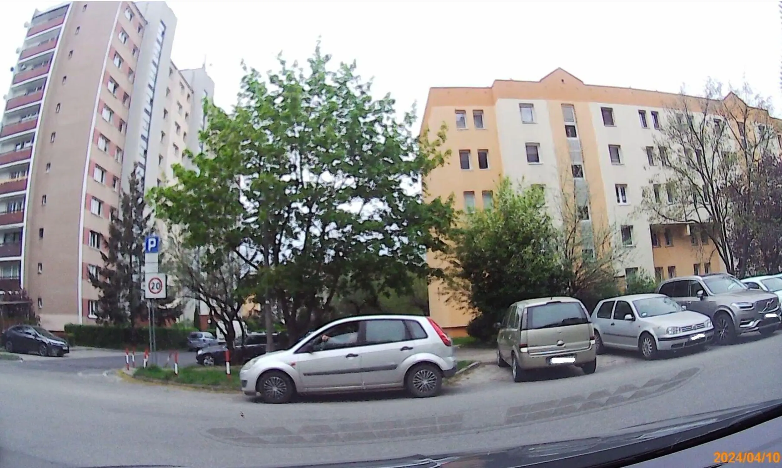 Śmieciarz. Ciekawe, czy w domu też wyrzuca pety na podłogę. 145. § 1. Kto zanieczyszcza lub zaśmieca obszar kolejowy lub miejsca dostępne dla publiczności, a w szczególności drogę, ulicę, plac, ogród, trawnik lub zieleniec, podlega karze grzywny nie niższej niż 500 złotych.