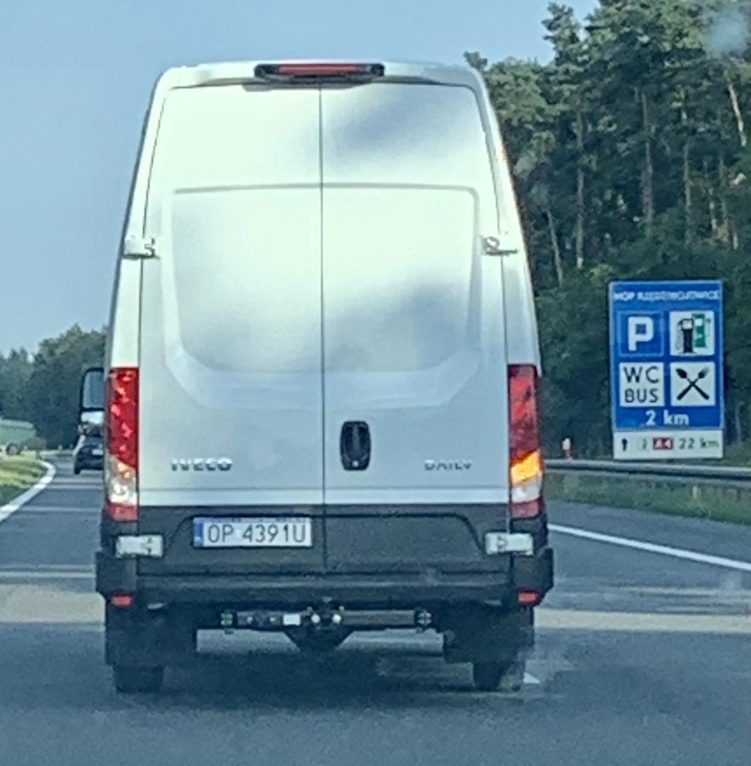 Niezwykle utalentowany, najlepszy kierowca w gminie!!! Z kanapką w ręku, slalomem, zachowując przepisowy ostęp ~3 m od innych aut, które złośliwie na jego drodze się pojawiają (szczególnie na lewym pasie) - a rzecz dzieje się na A4 między DW a OP, przy prędkościach 120-140 km/h. No cud, brać go natychmiast do F1!