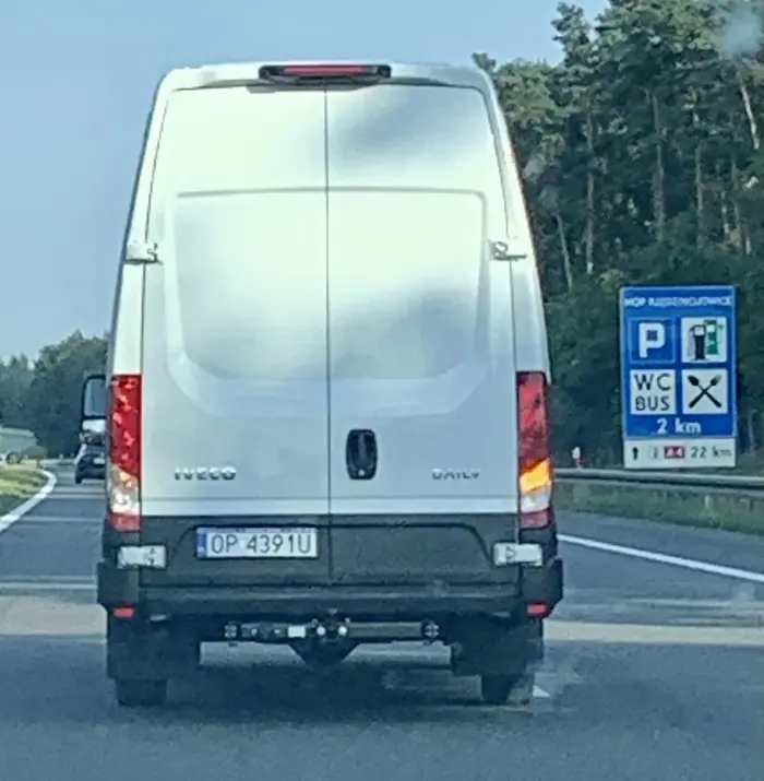 Niezwykle utalentowany, najlepszy kierowca w gminie!!! Z kanapką w ręku, slalomem, zachowując przepisowy ostęp ~3 m od innych aut, które złośliwie na jego drodze się pojawiają (szczególnie na lewym pasie) - a rzecz dzieje się na A4 między DW a OP, przy prędkościach 120-140 km/h. No cud, brać go natychmiast do F1!